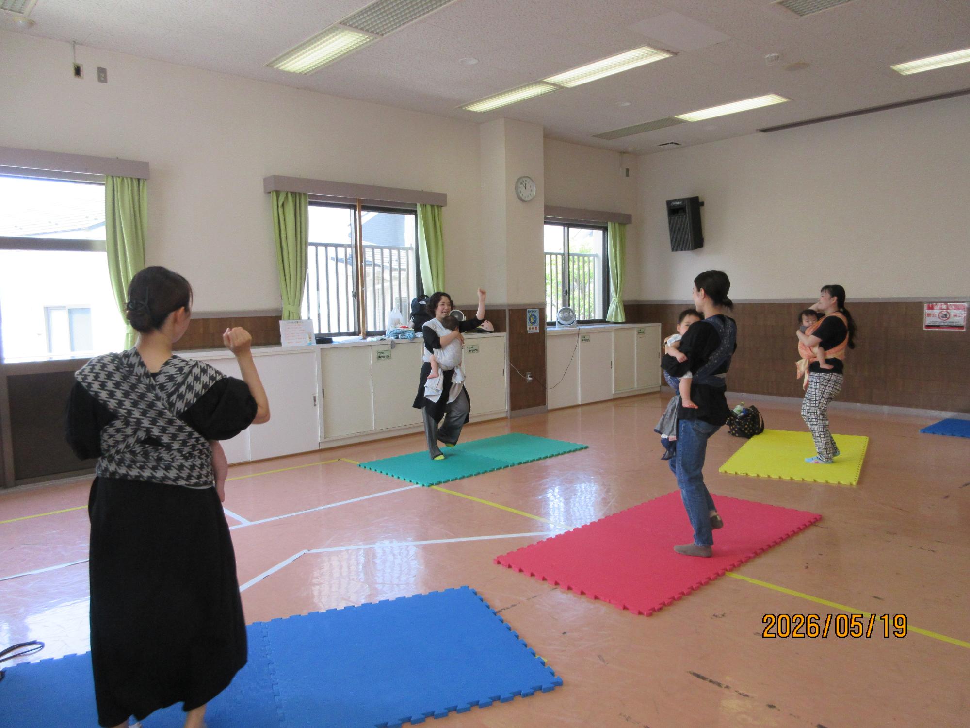 参加者が講師の先生と抱っこdeダンスをしているところの写真