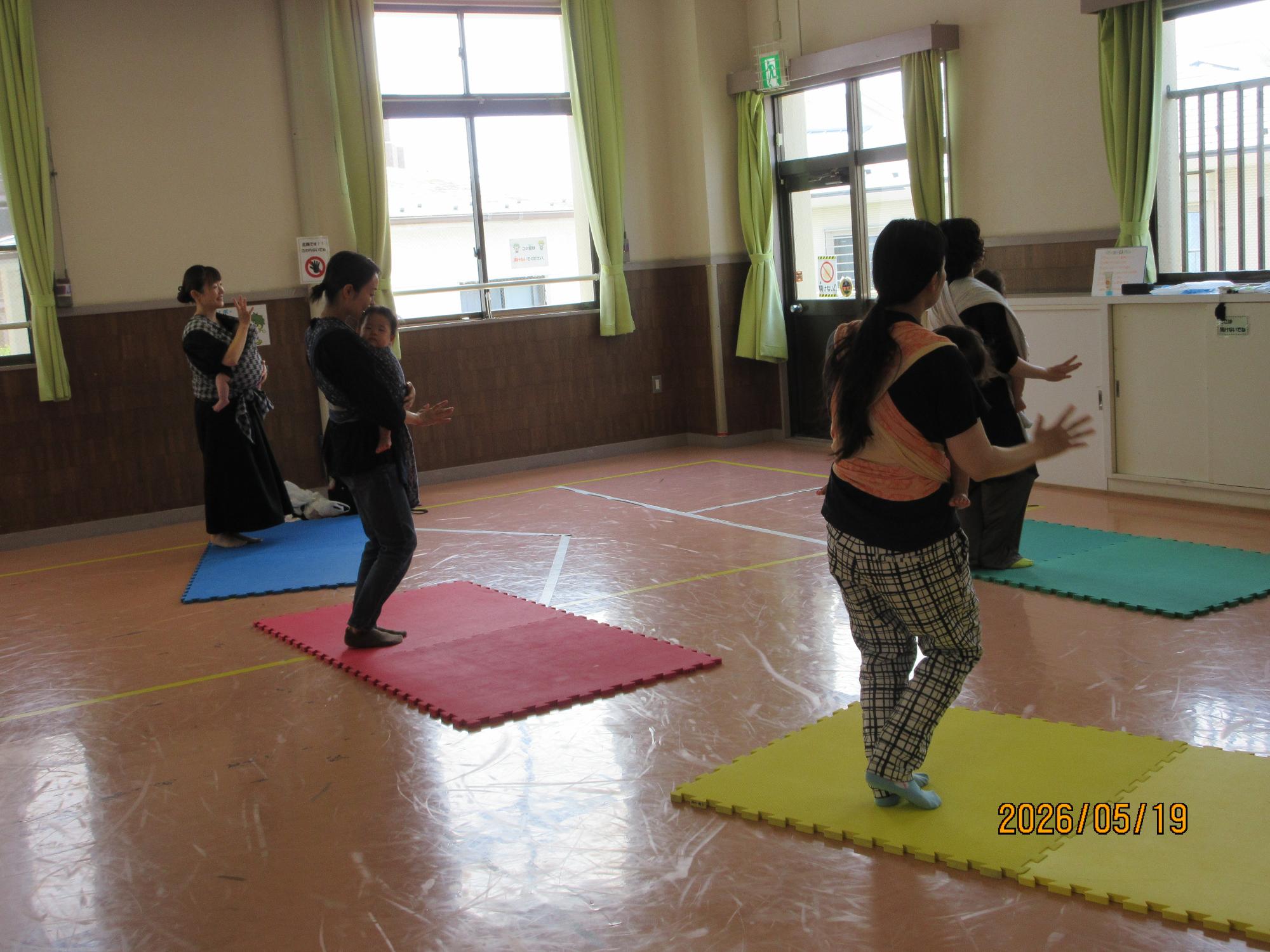 参加者が講師の先生と抱っこdeダンスをしているところの写真