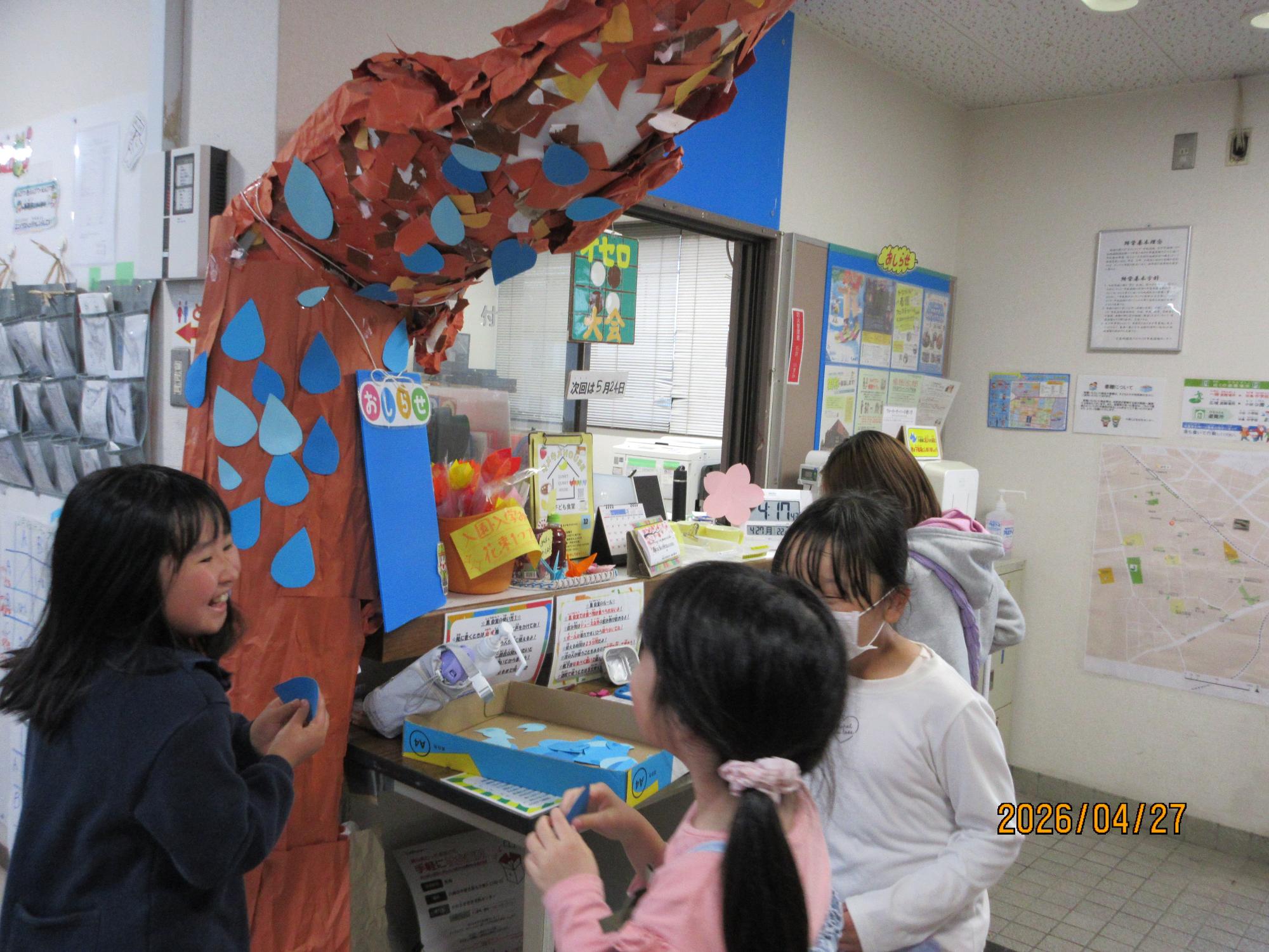 子ども達が館内の壁面を飾りつけしてくれているところの写真