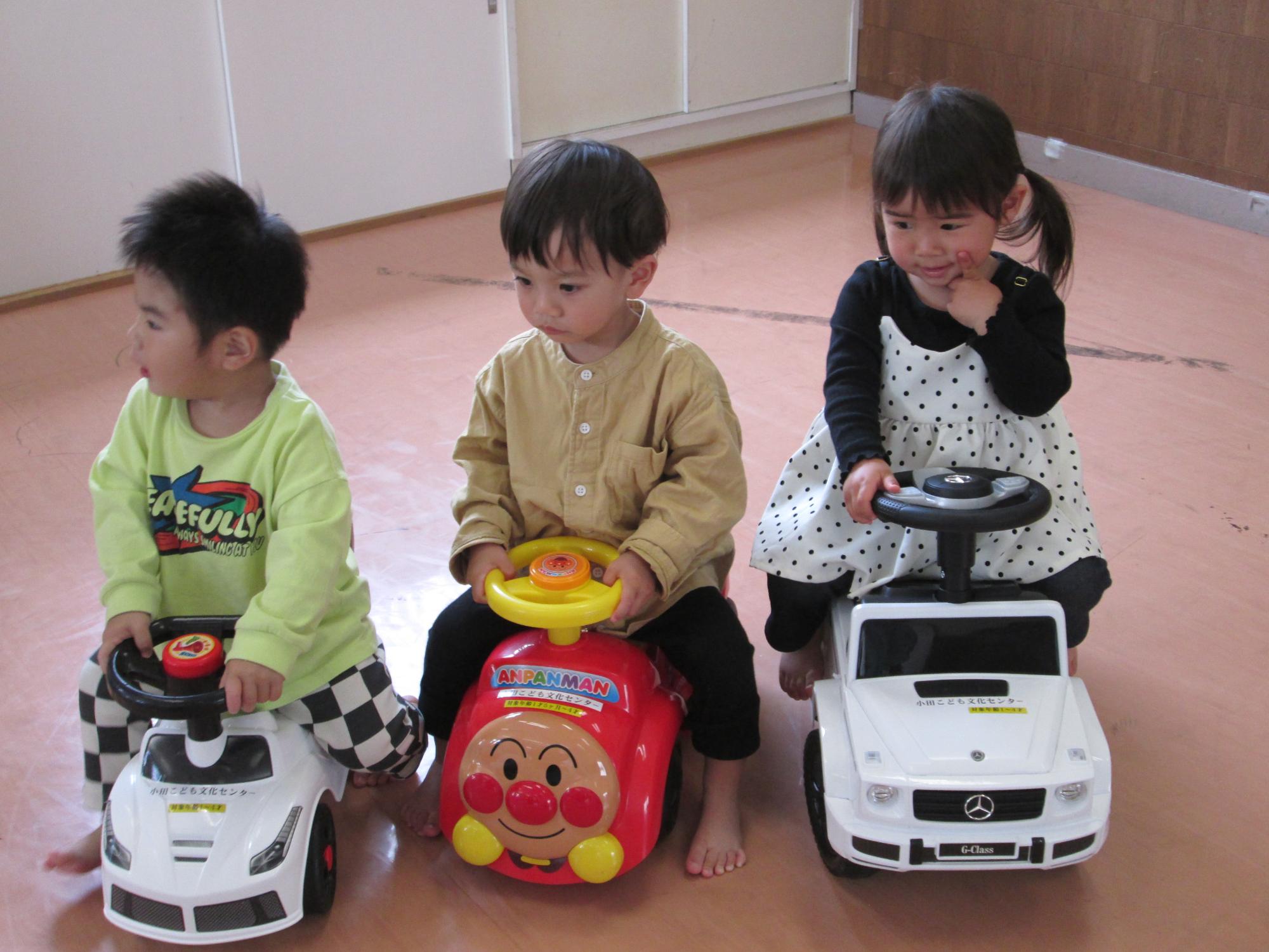乳幼児さんが車に乗ってであそんでいるところの写真