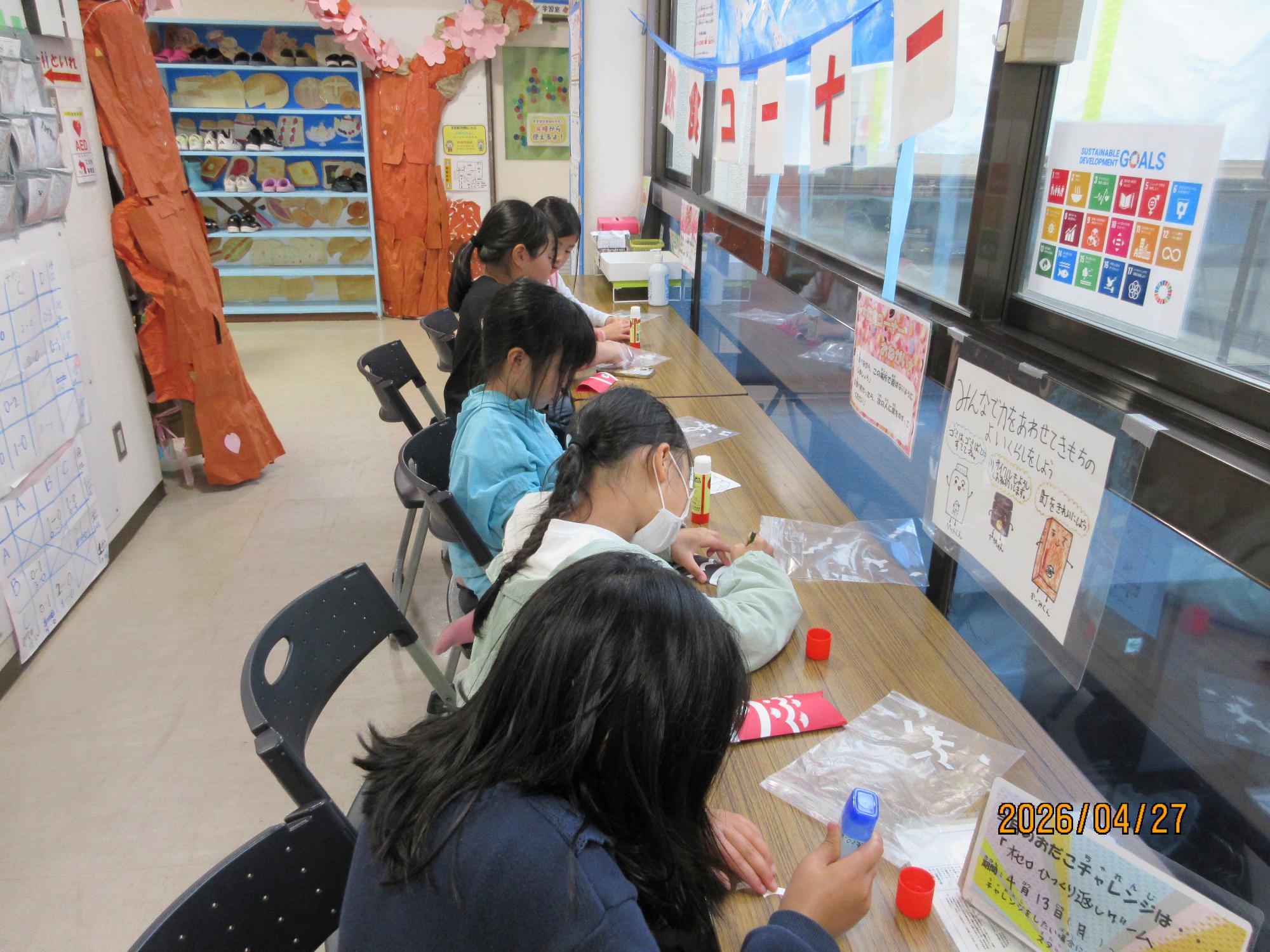 子ども達がこいのぼりを作っているところの写真