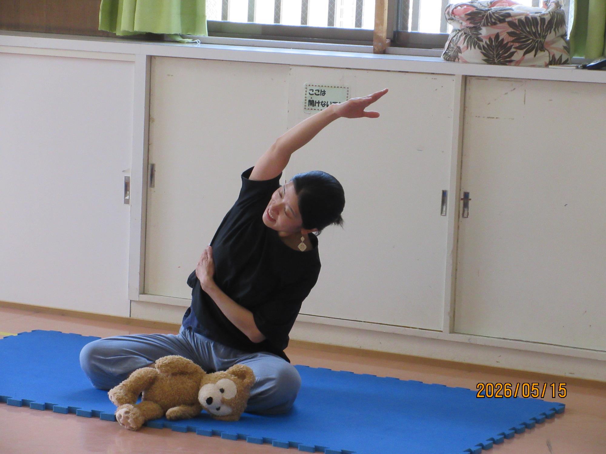 講師の先生がヨガをしているところの写真