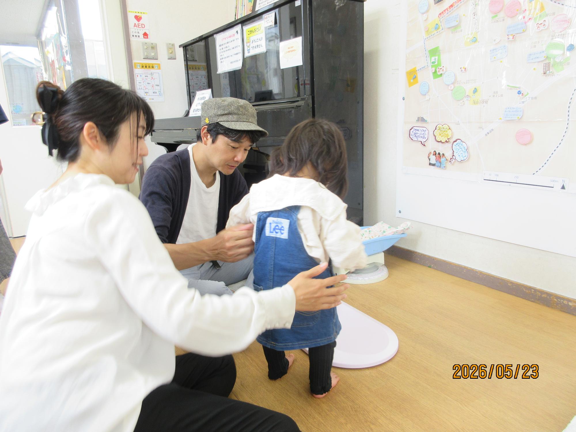測定会で乳児さんが体重を測っている様子