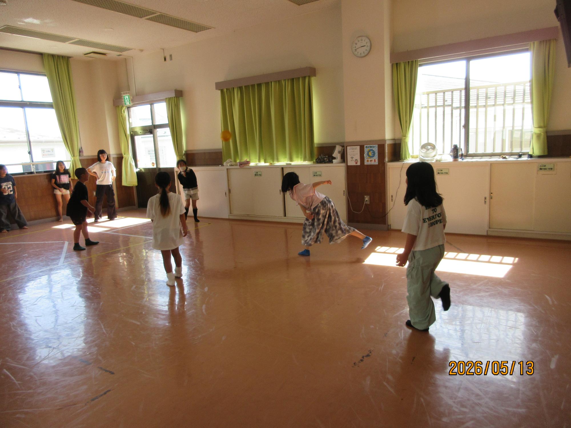 子ども達がドッジボールをしているところの写真