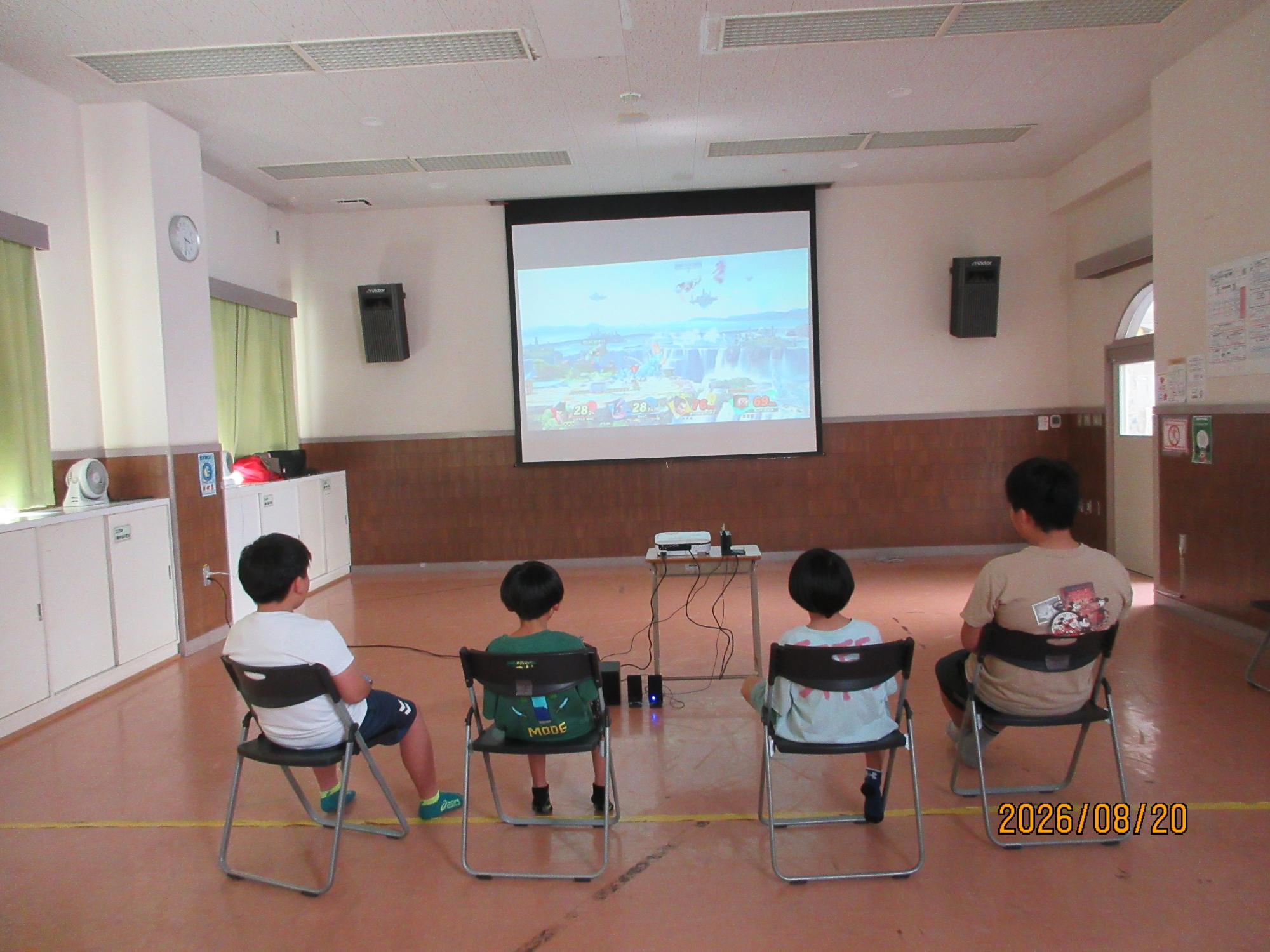 集会室でゲームをしている様子