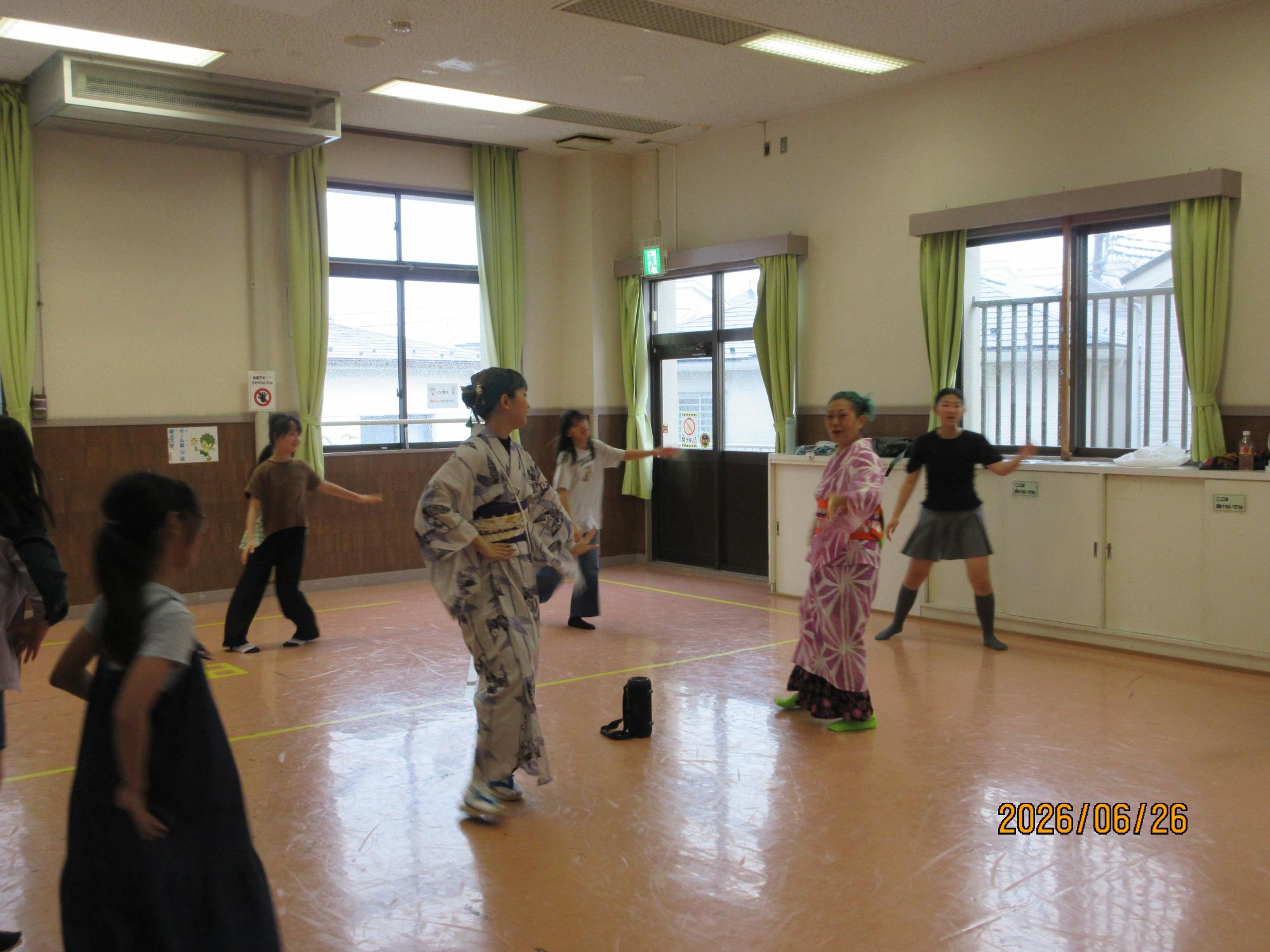 集会室で盆踊りを踊っているところの写真