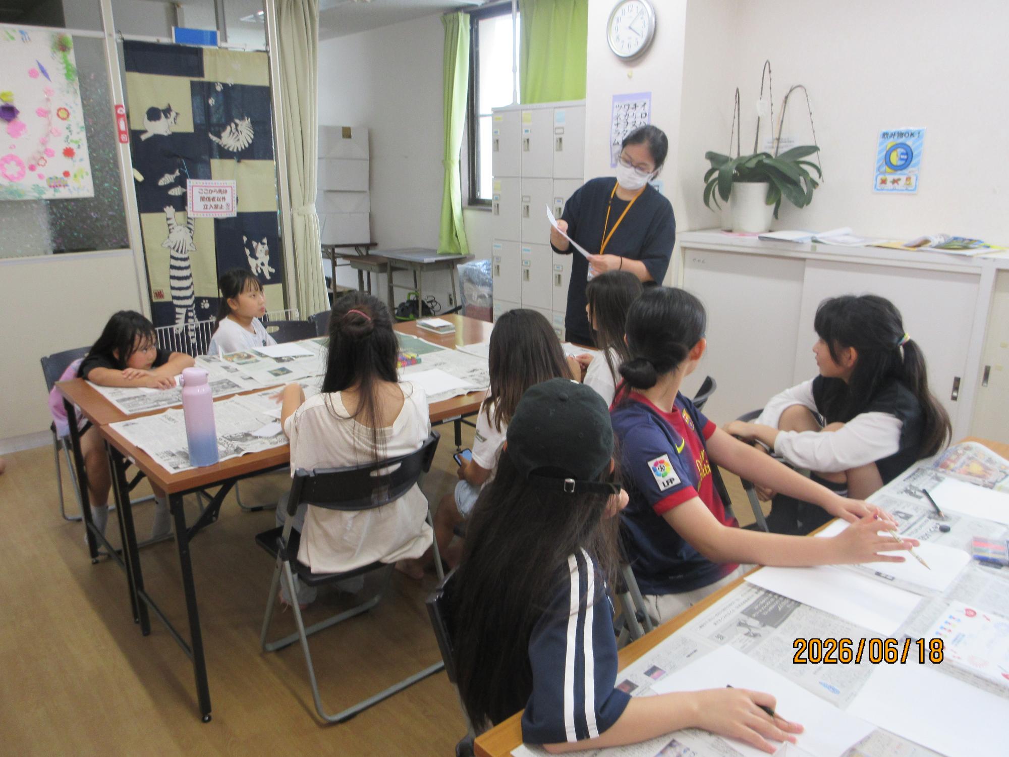 学習室で子ども会議をしている写真