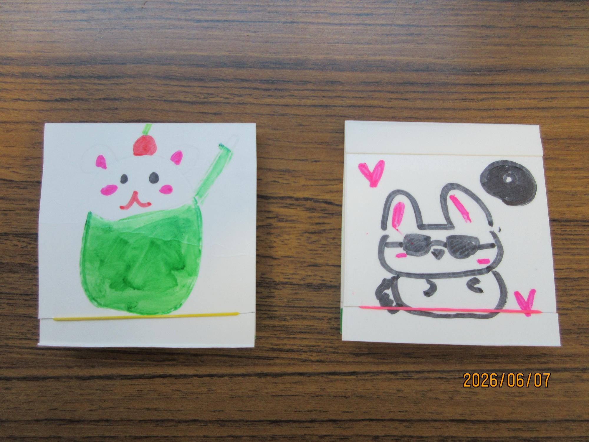 小学生が牛乳パックの紙に絵を描いている様子