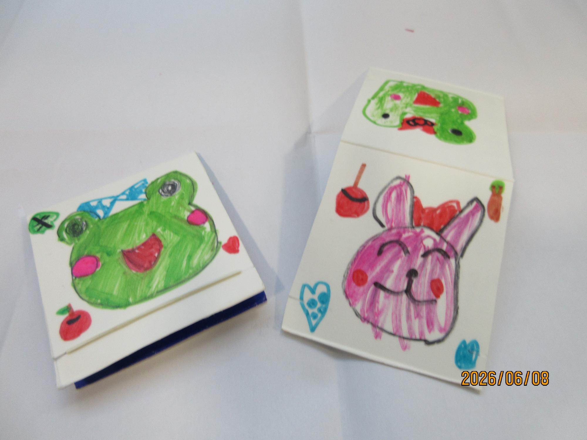 小学生が牛乳パックにイラストを描いた写真