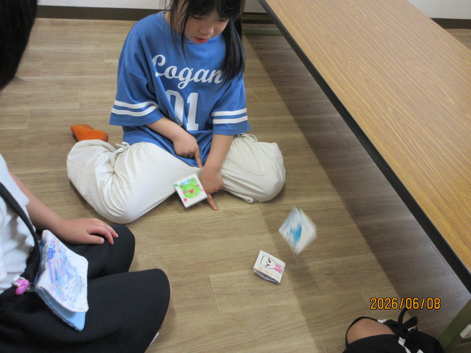 小学生がぴょんぴょんカエルで競っているところの写真