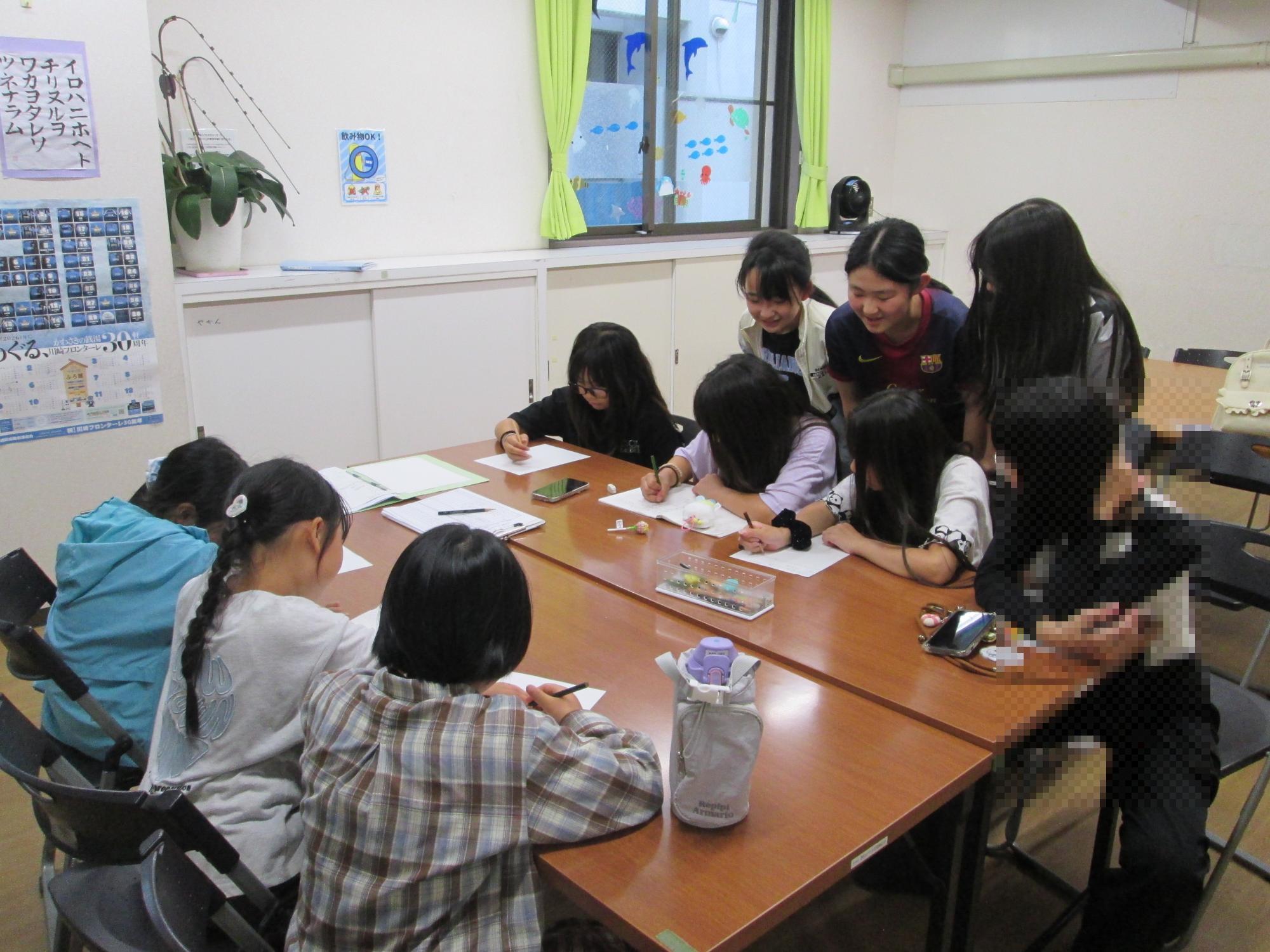 学習室で子ども会議をしている写真