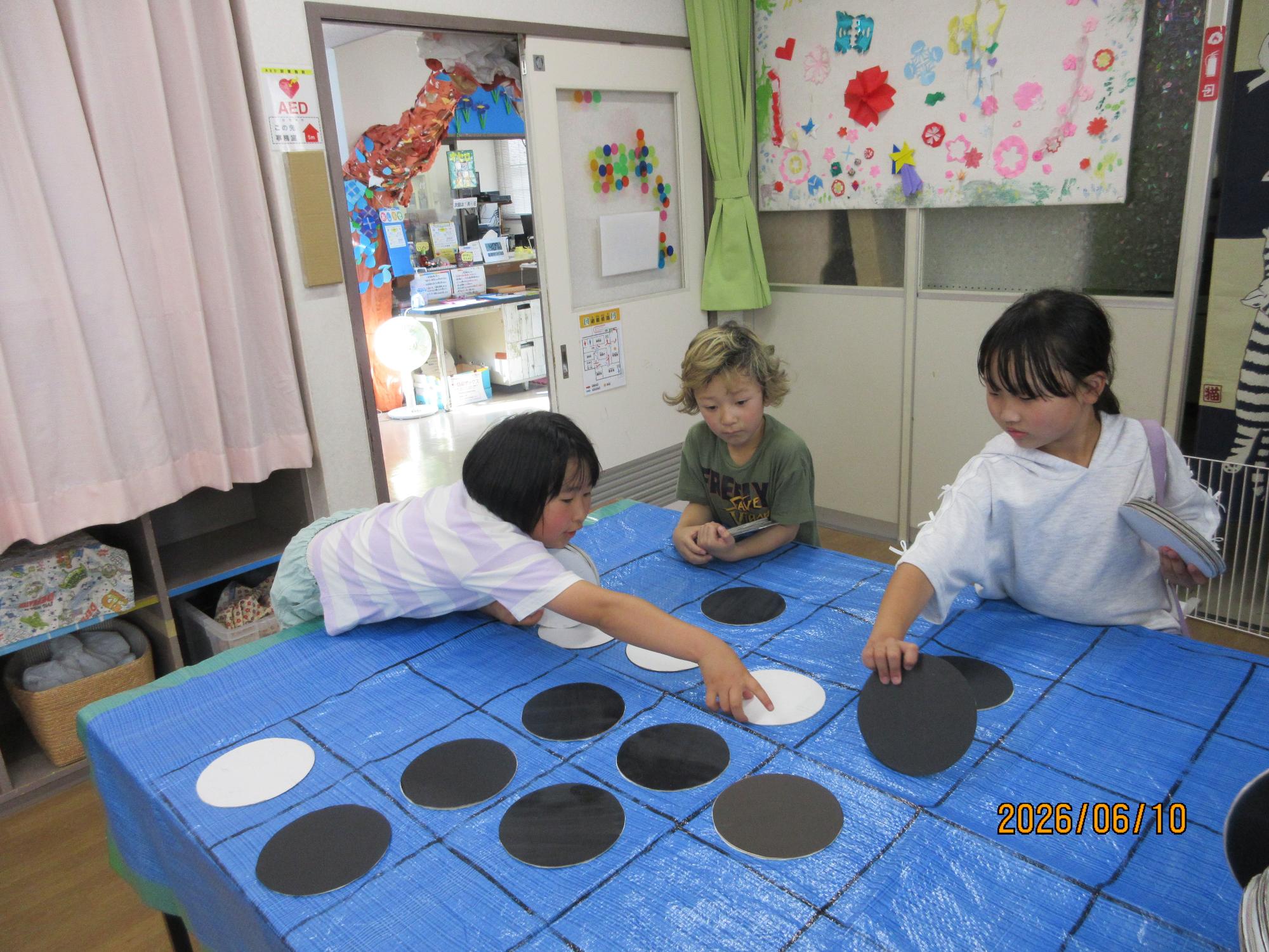 学習室でオセロしているところの写真