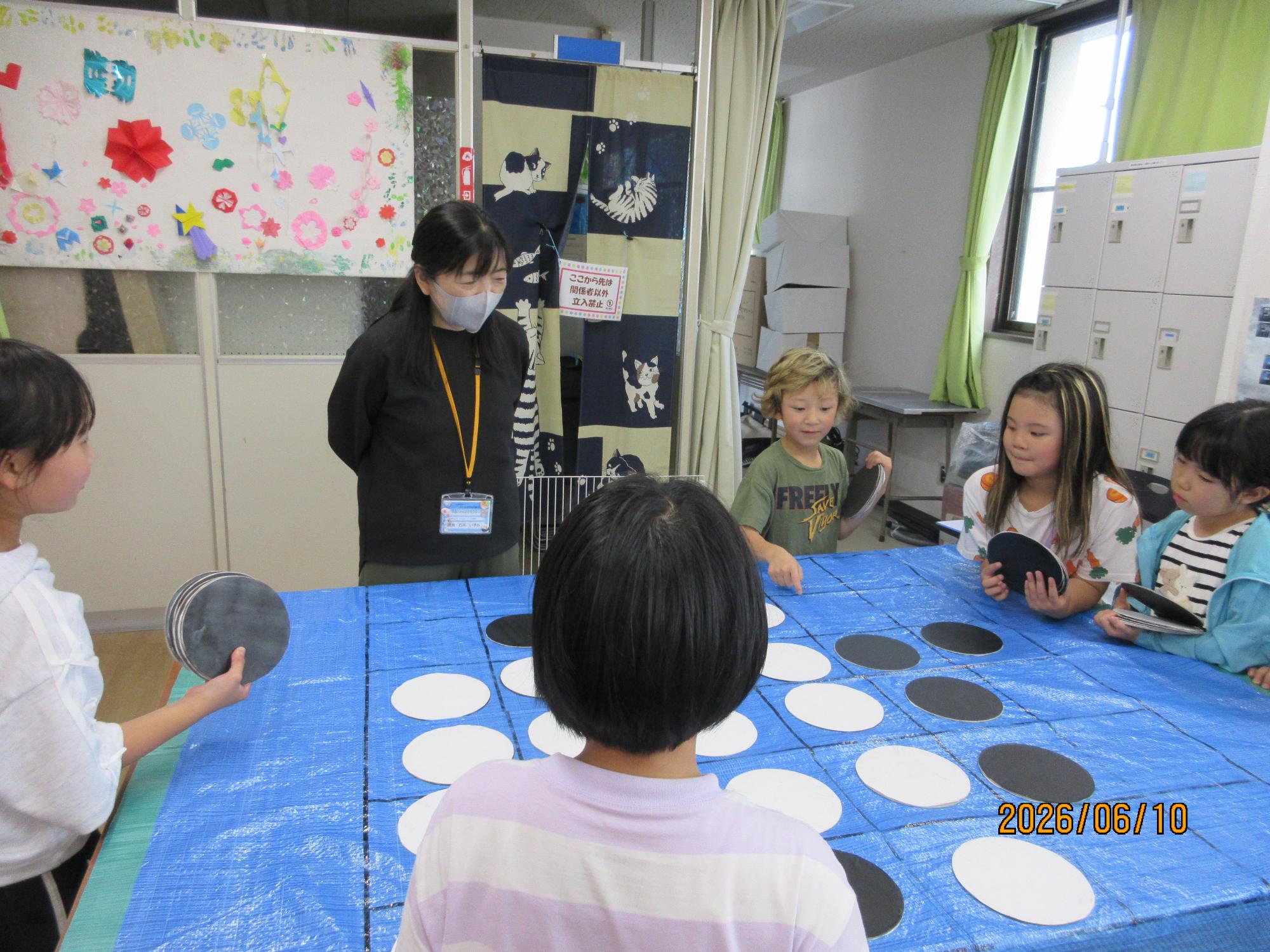 学習室でオセロしているところの写真