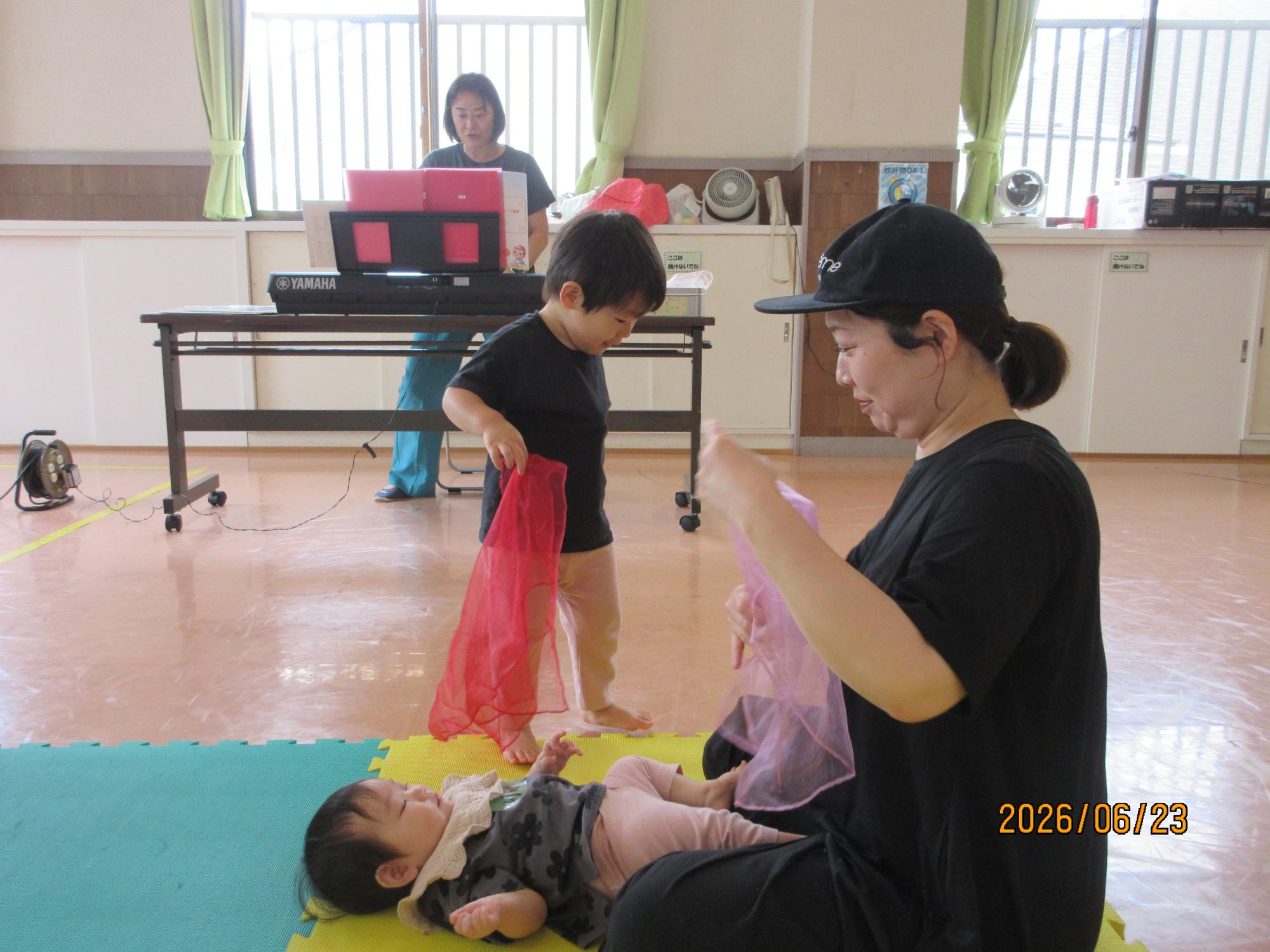 集会室で親子リトミックをしているところの写真
