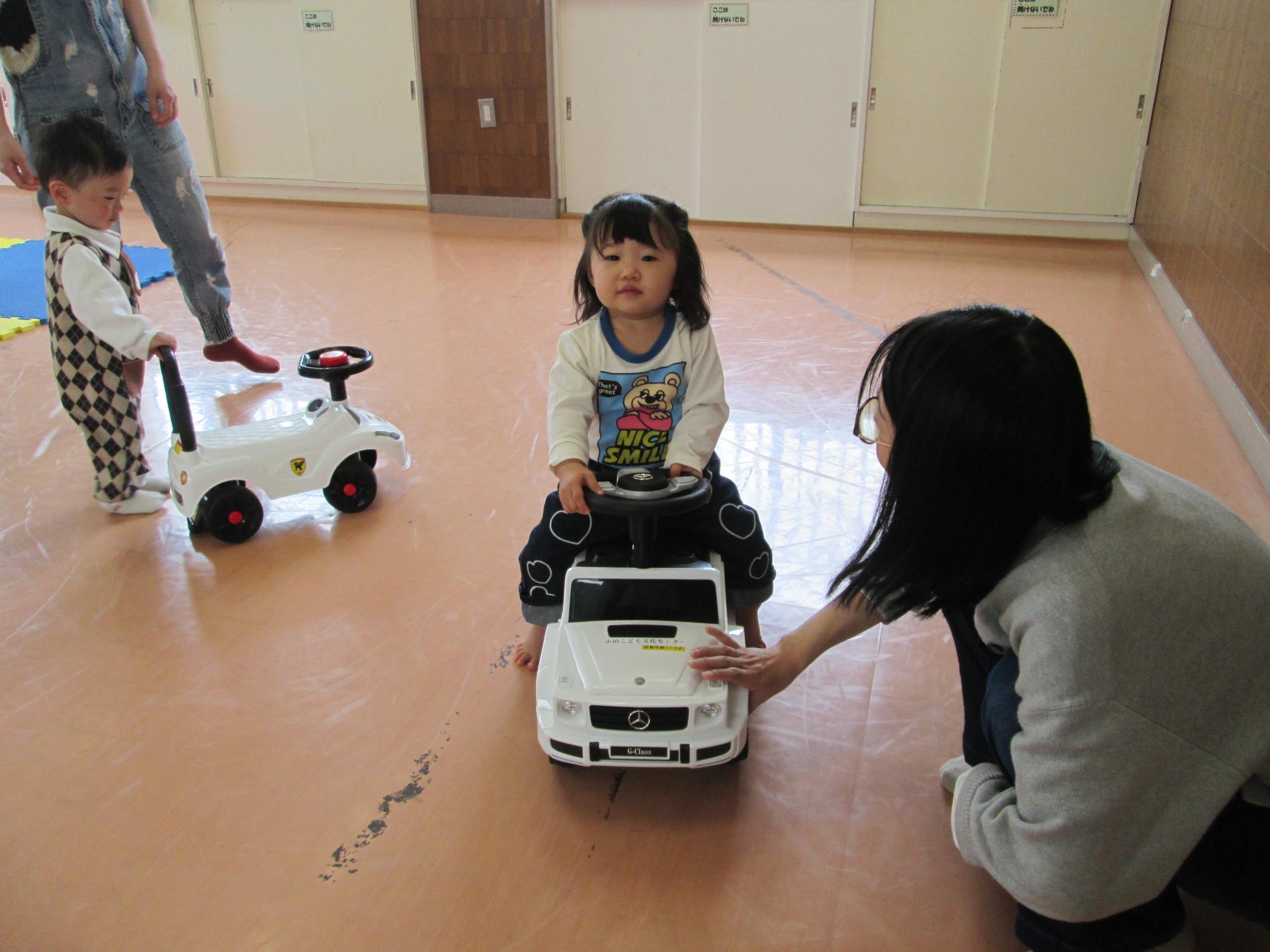 乳幼児さんが車に乗ってであそんでいるところの写真