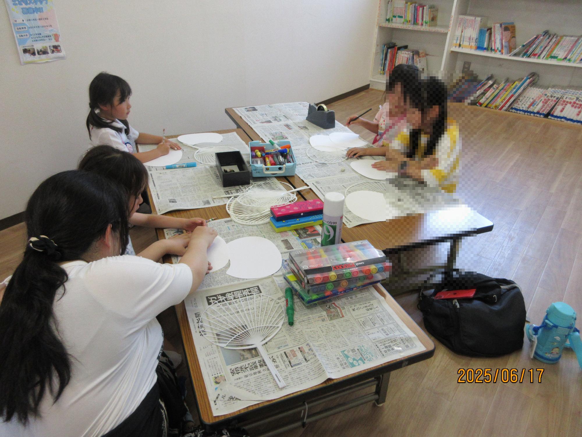 図書室で内輪作りをしているところの写真