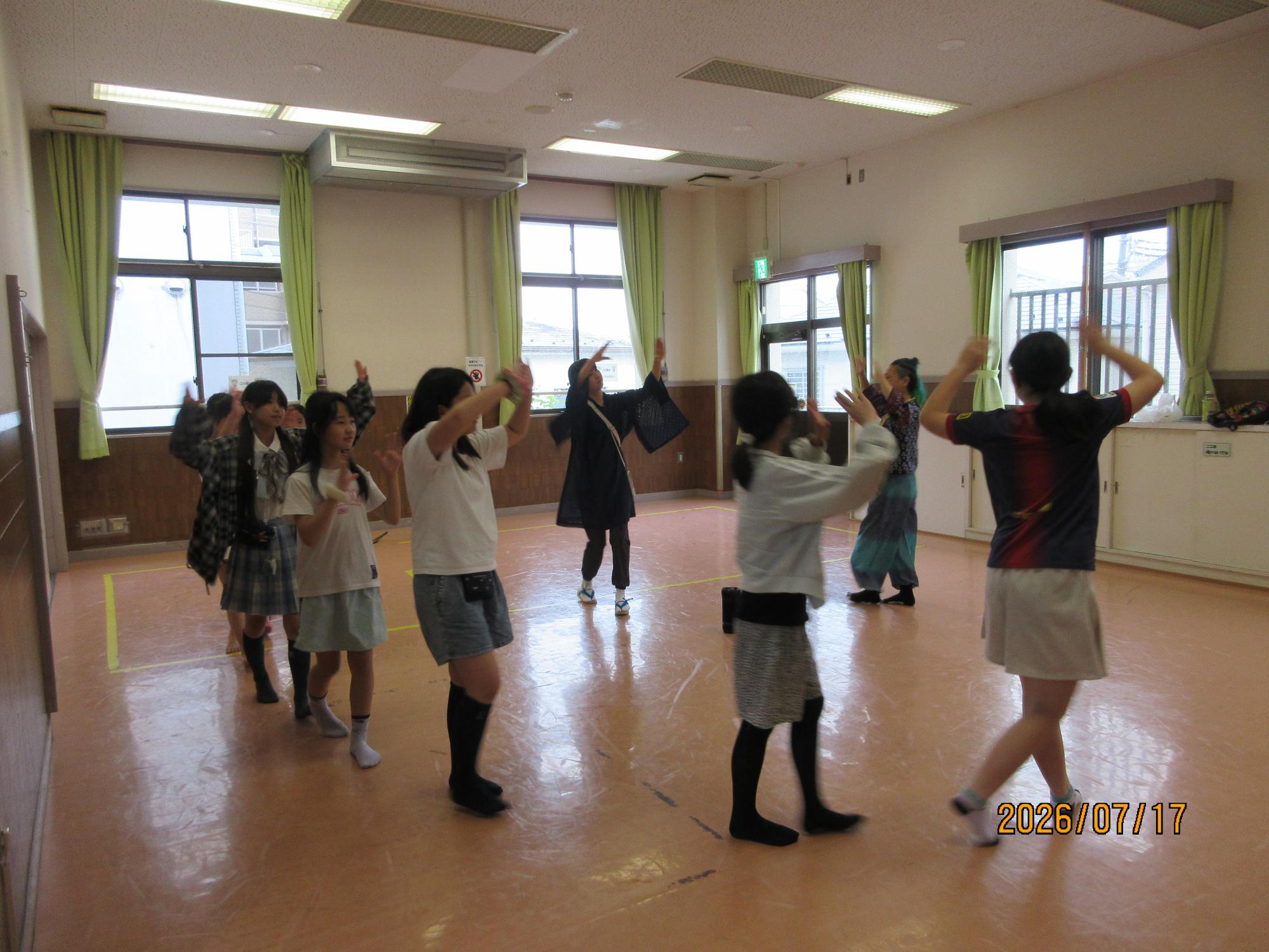 小田 BON DANCEで盆踊りをしている様子