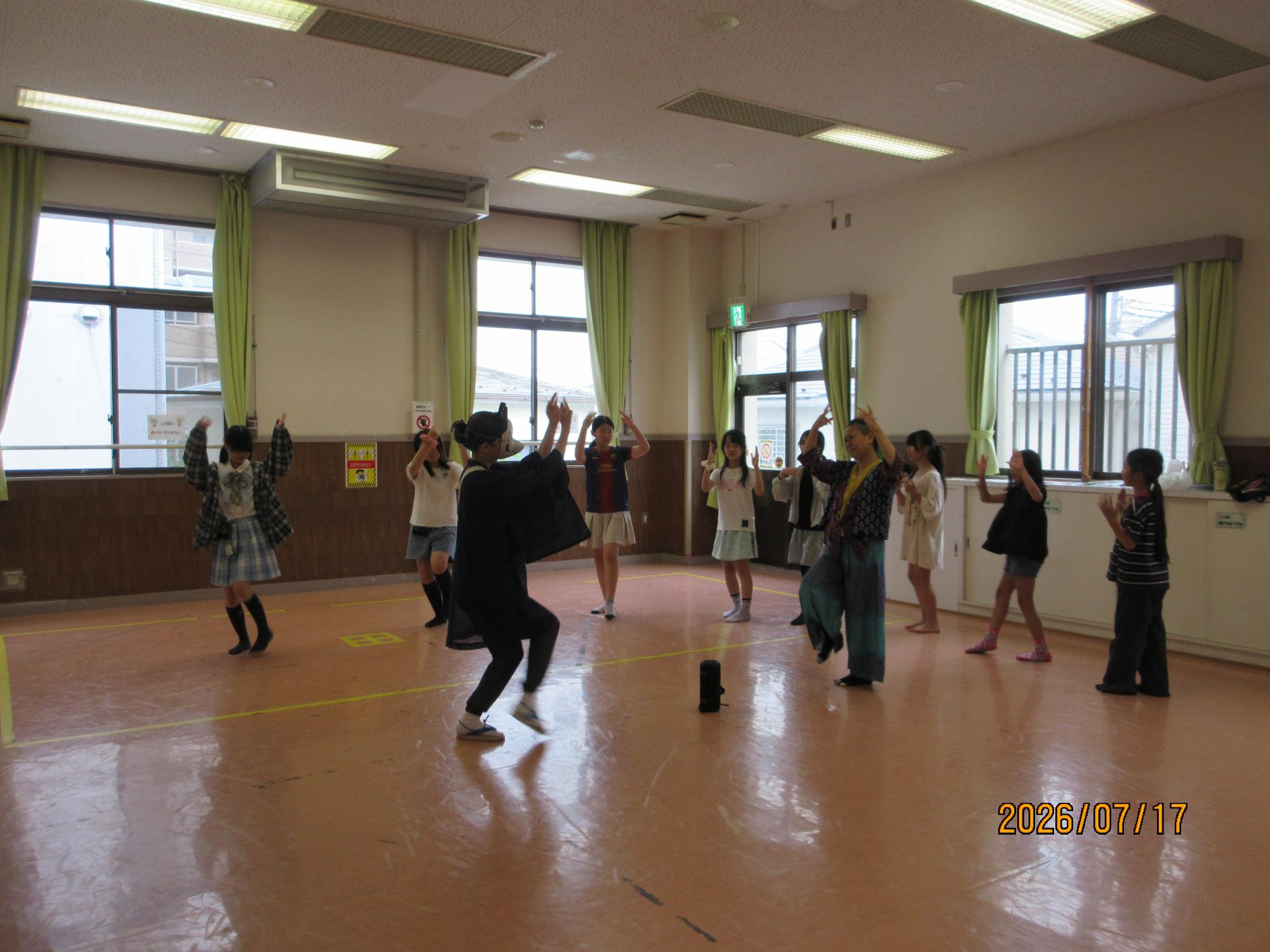 小田 BON DANCEで盆踊りをしている様子