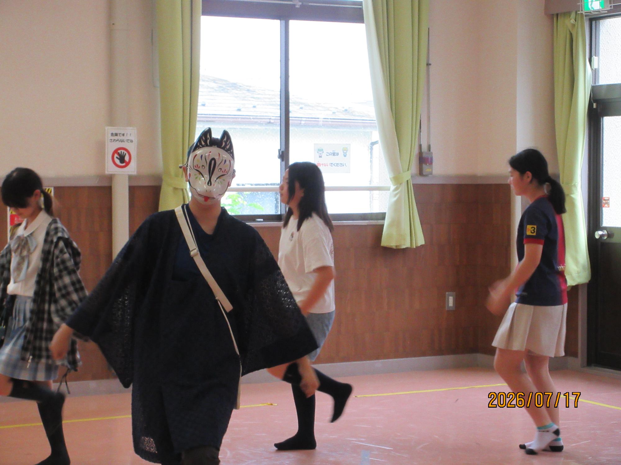 小田 BON DANCEで盆踊りをしている様子