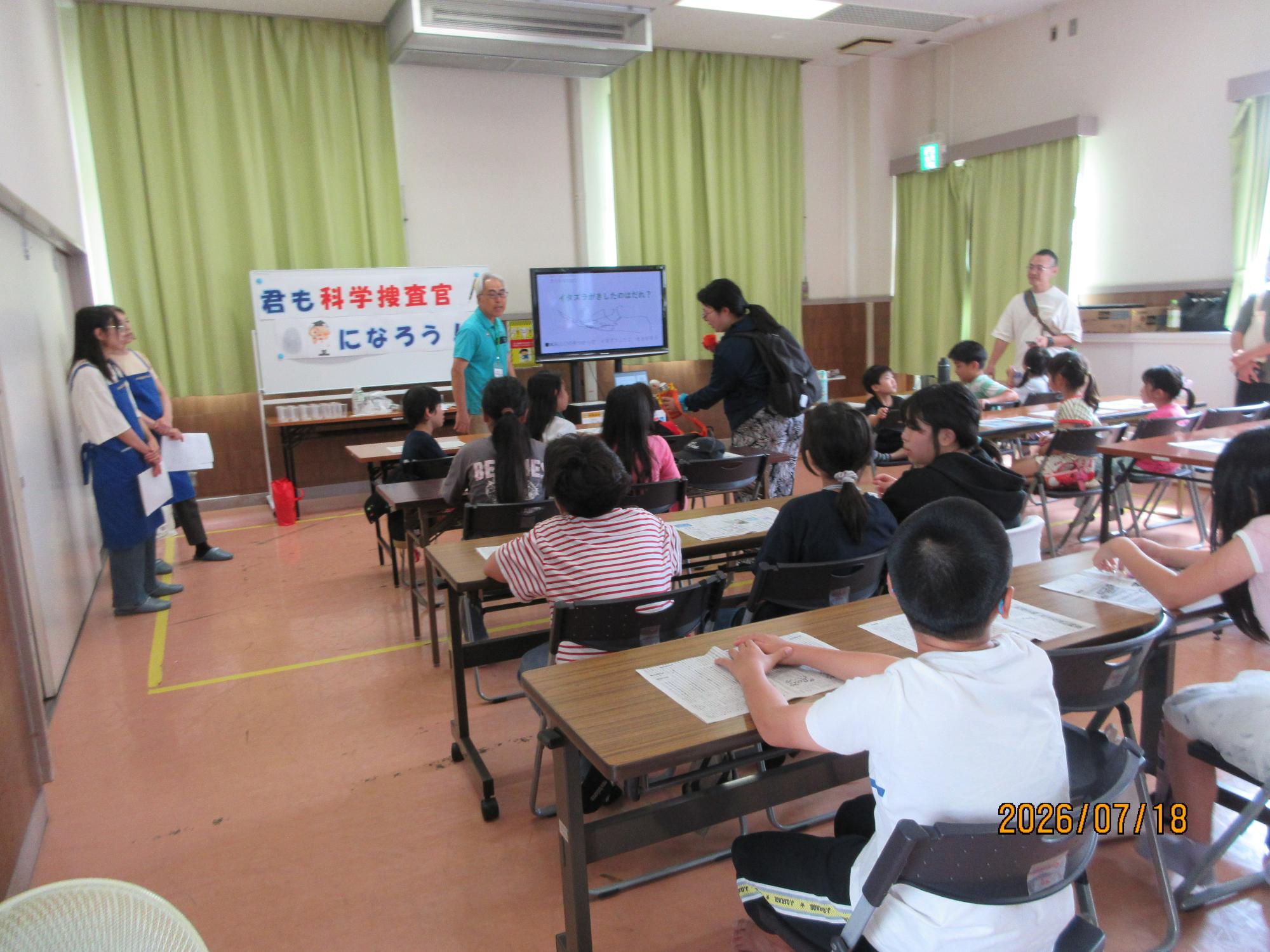 みんなで説明を聞いている様子