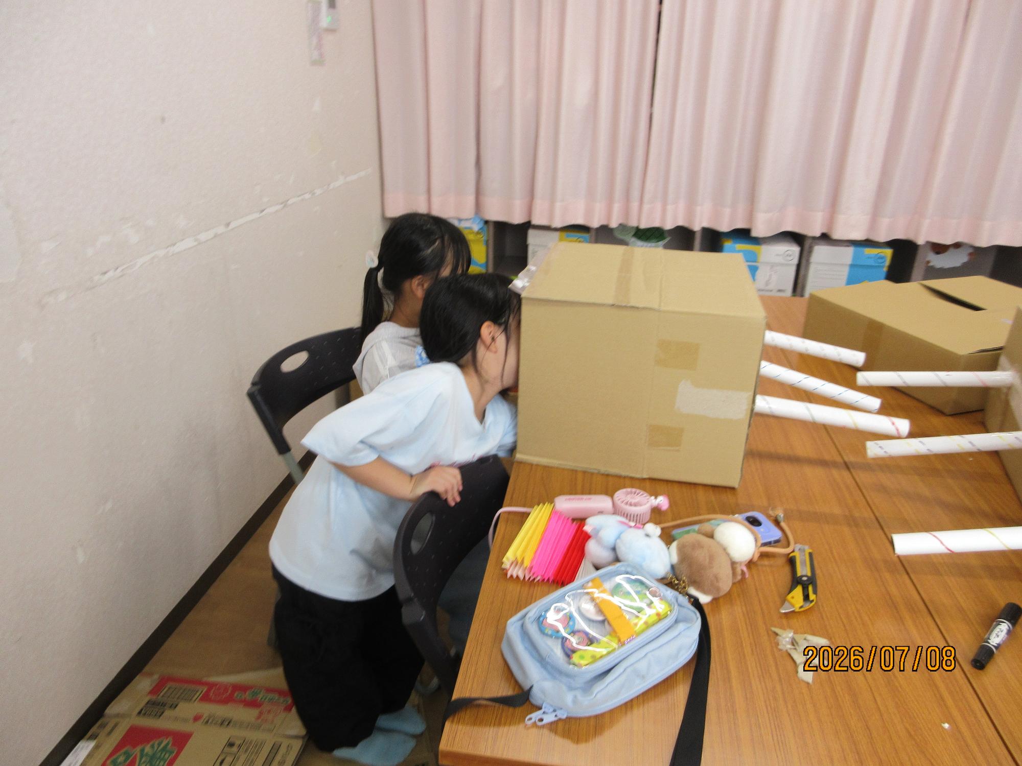 こども実行委員が工作をしている様子