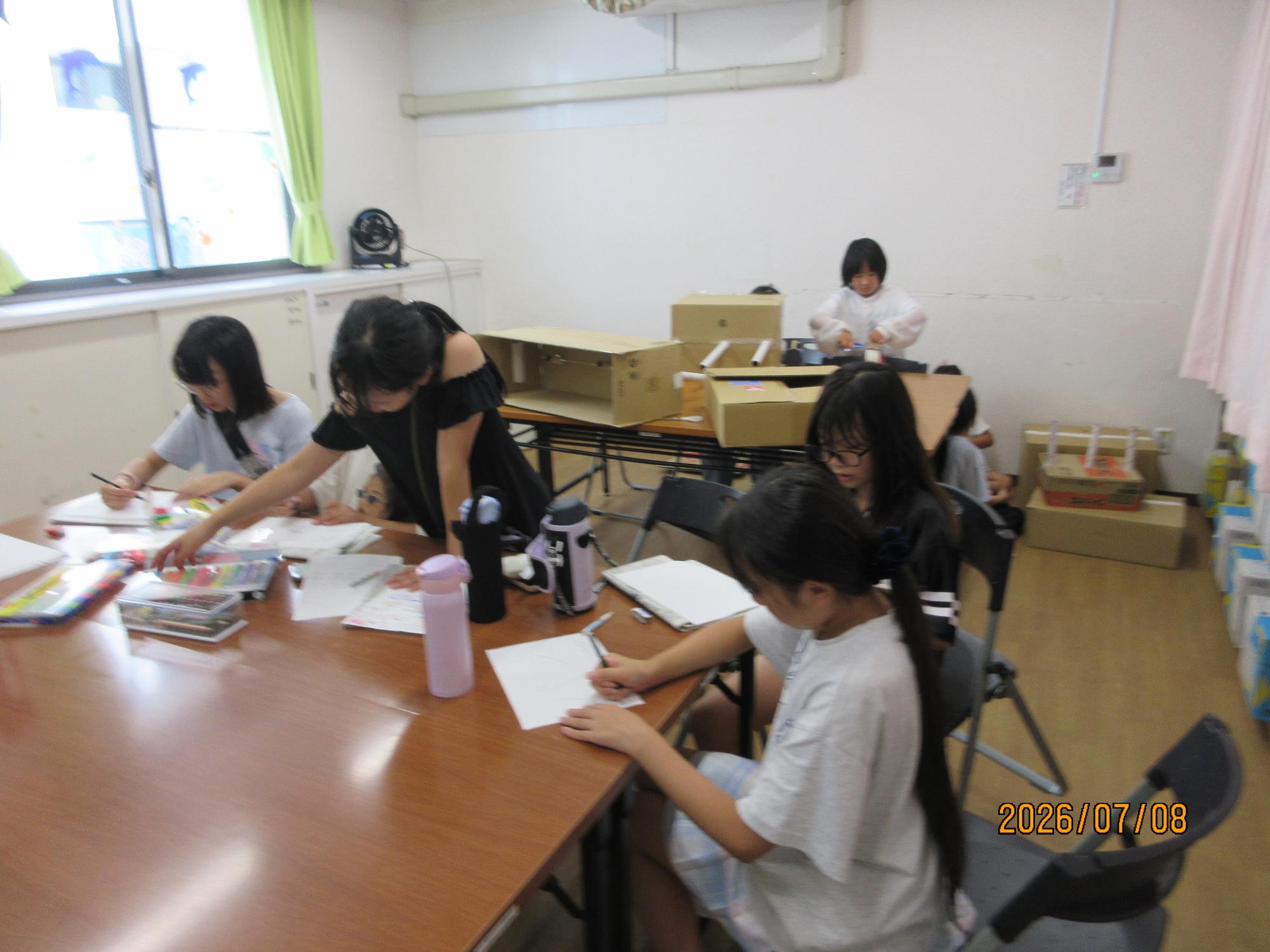 こども会議でポスターを描いている様子