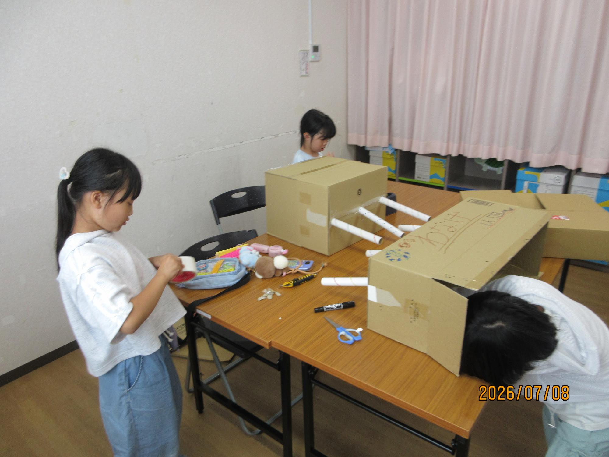 子ども会議で工作をしている様子