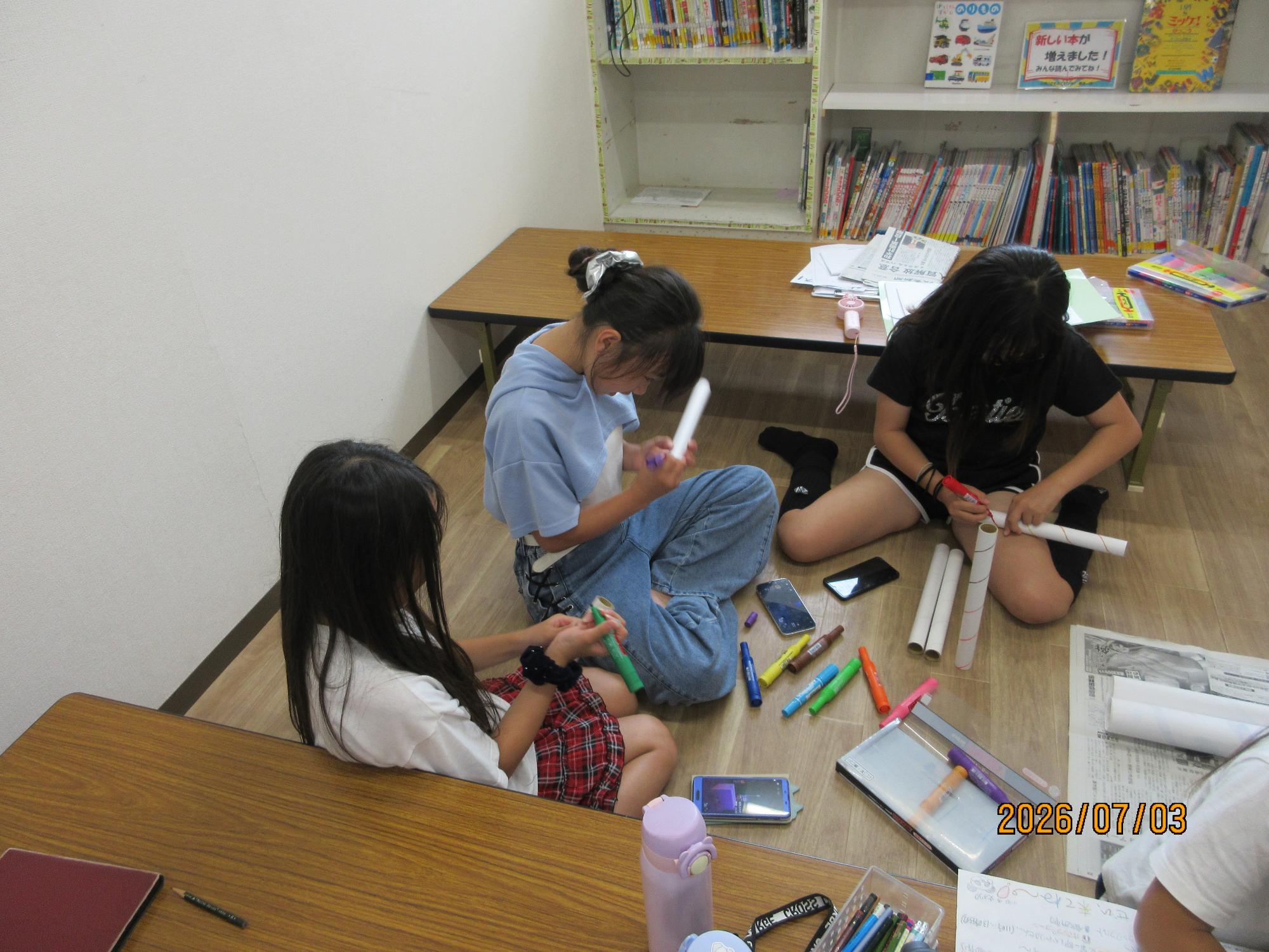 こども実行委員が工作をしている様子