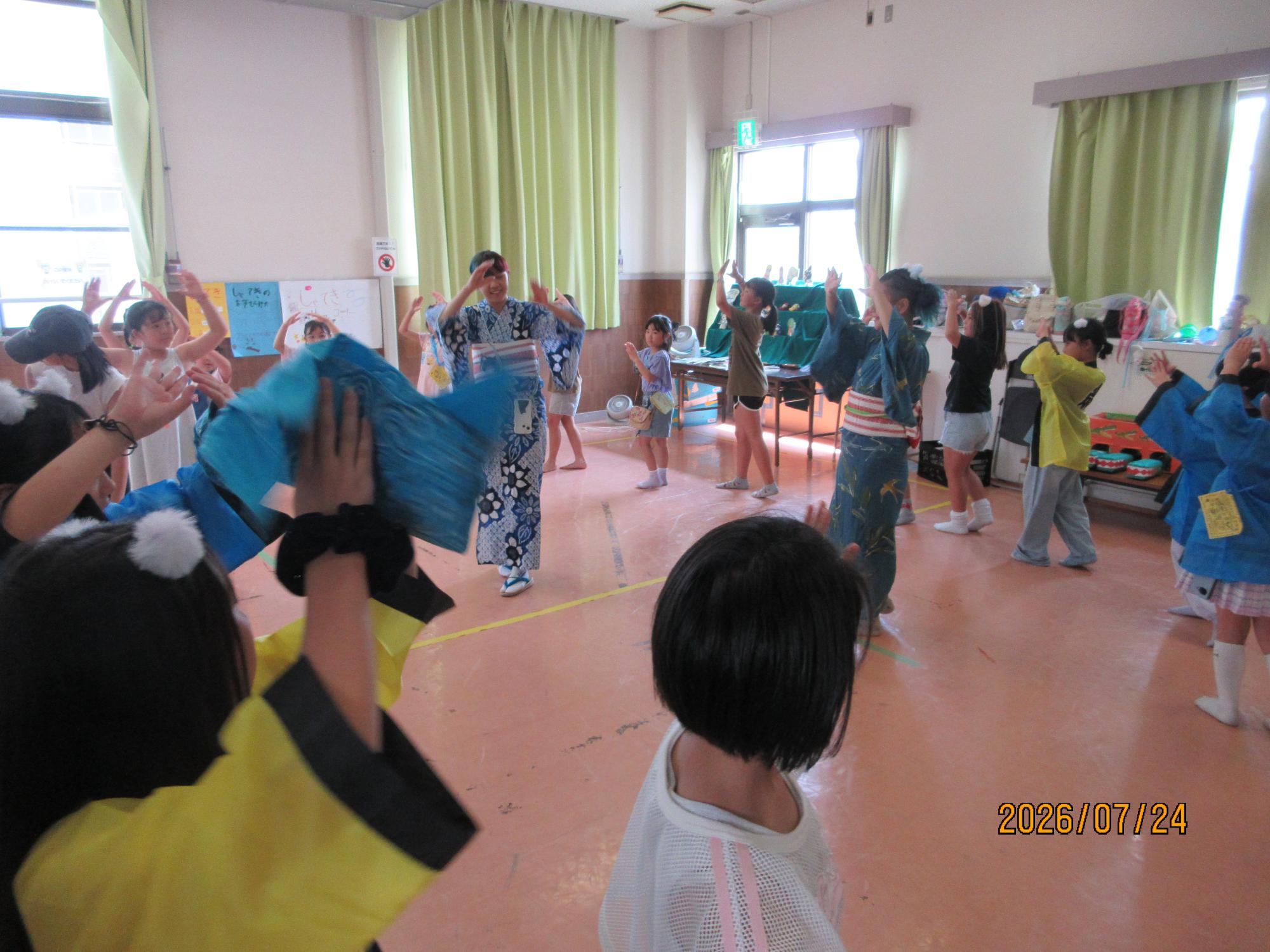 みんなで盆踊りをしている様子