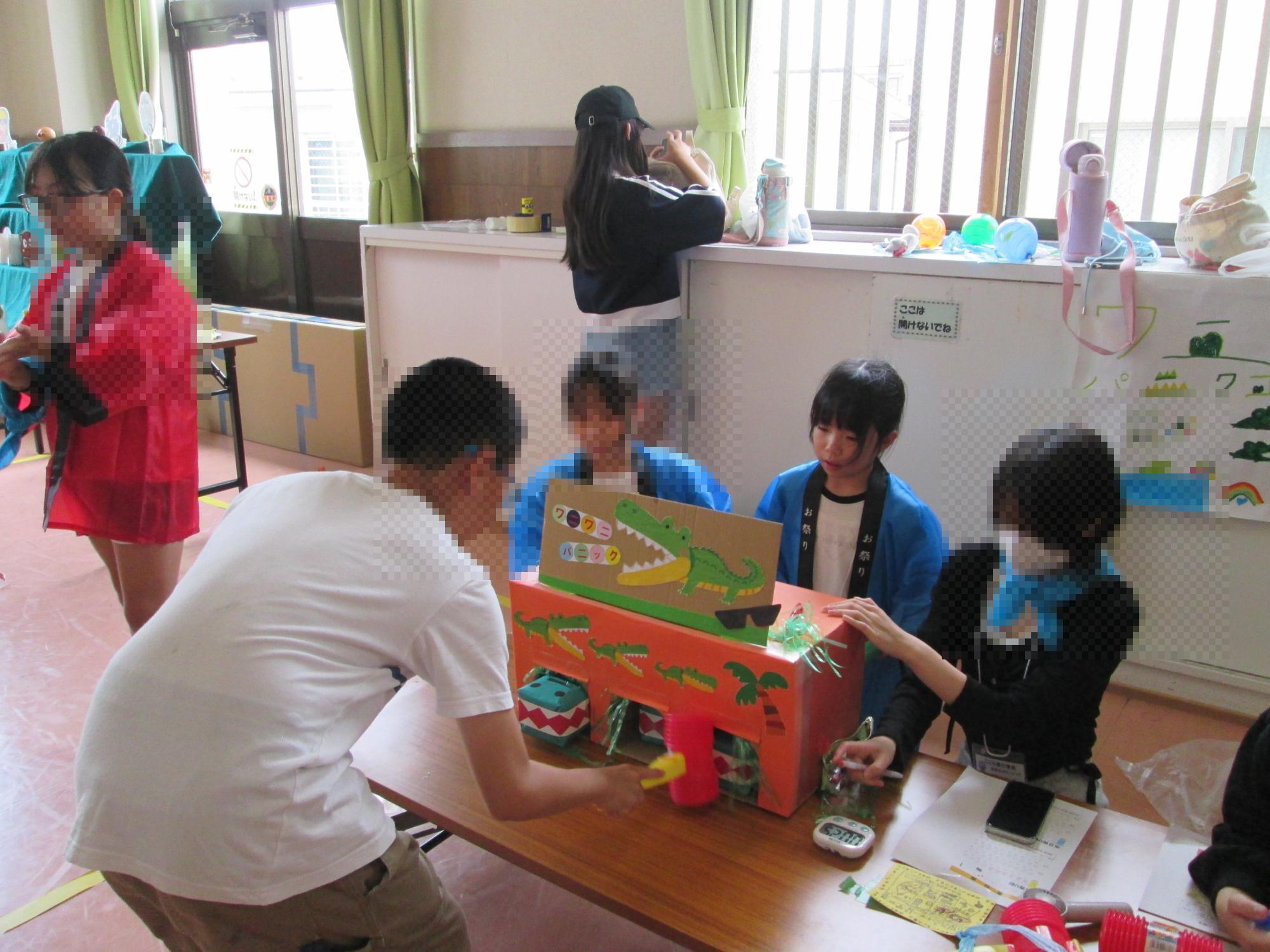 ワニワニパニックのゲームをしている様子