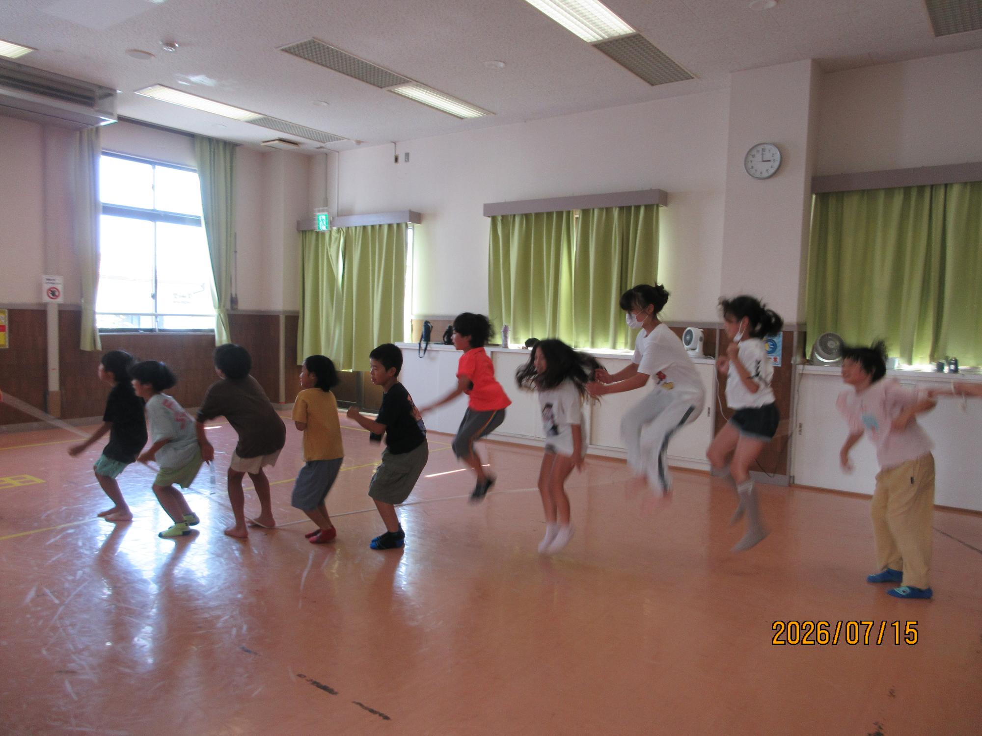 こどもWAKKA作戦で大縄跳びをしている様子