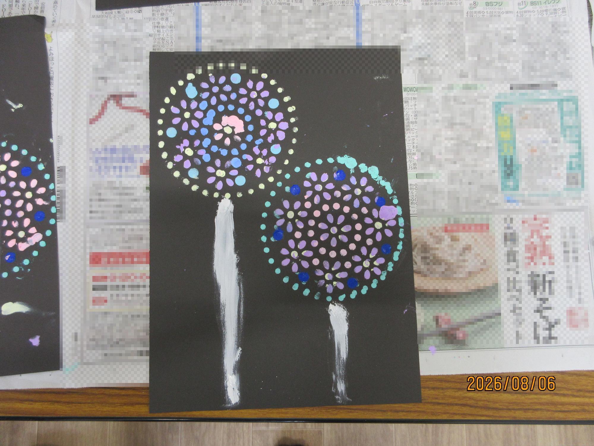 図書室で夜空の花火アート工作をしている様子