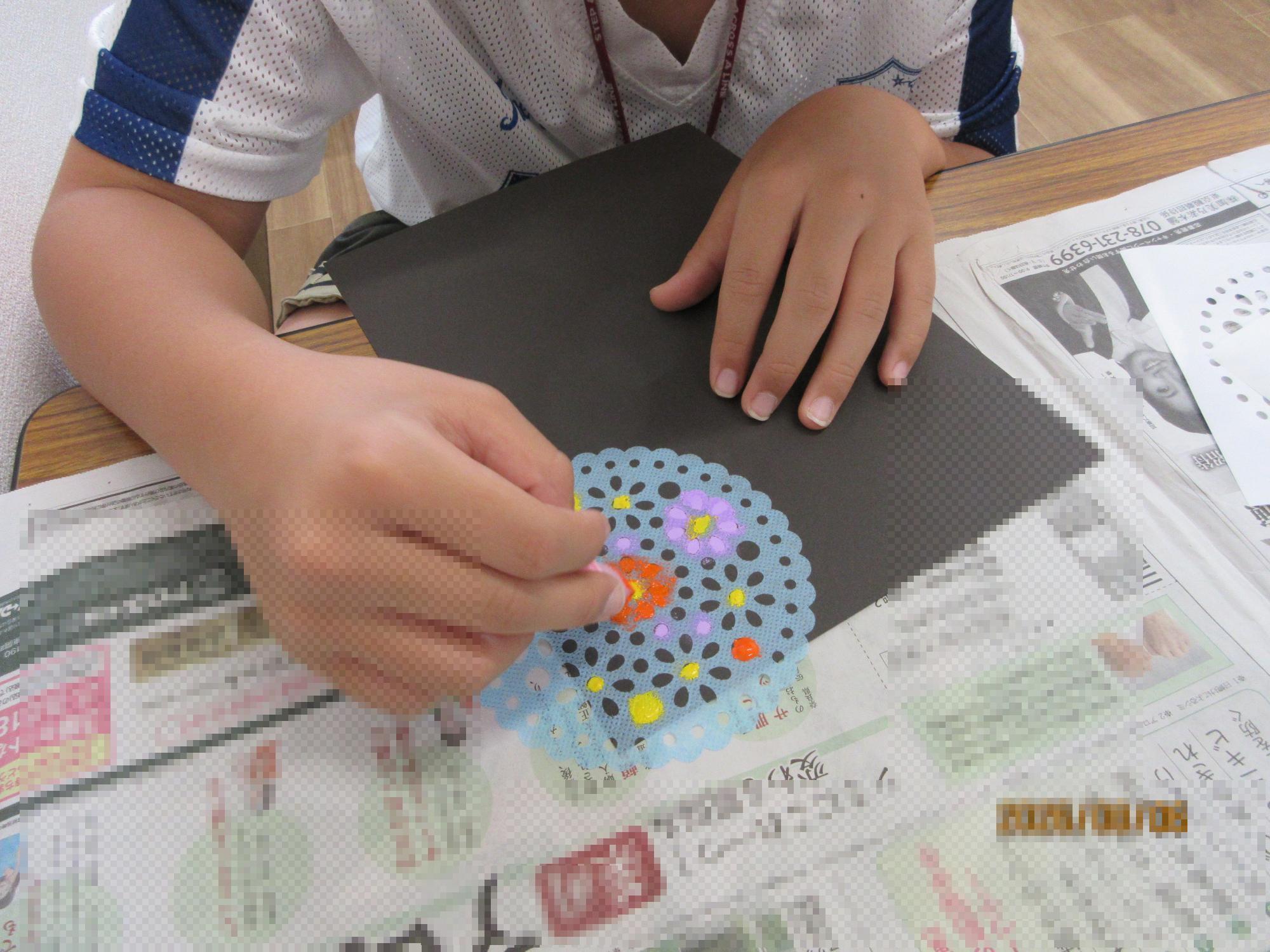 図書室で夜空の花火アート工作をしている様子