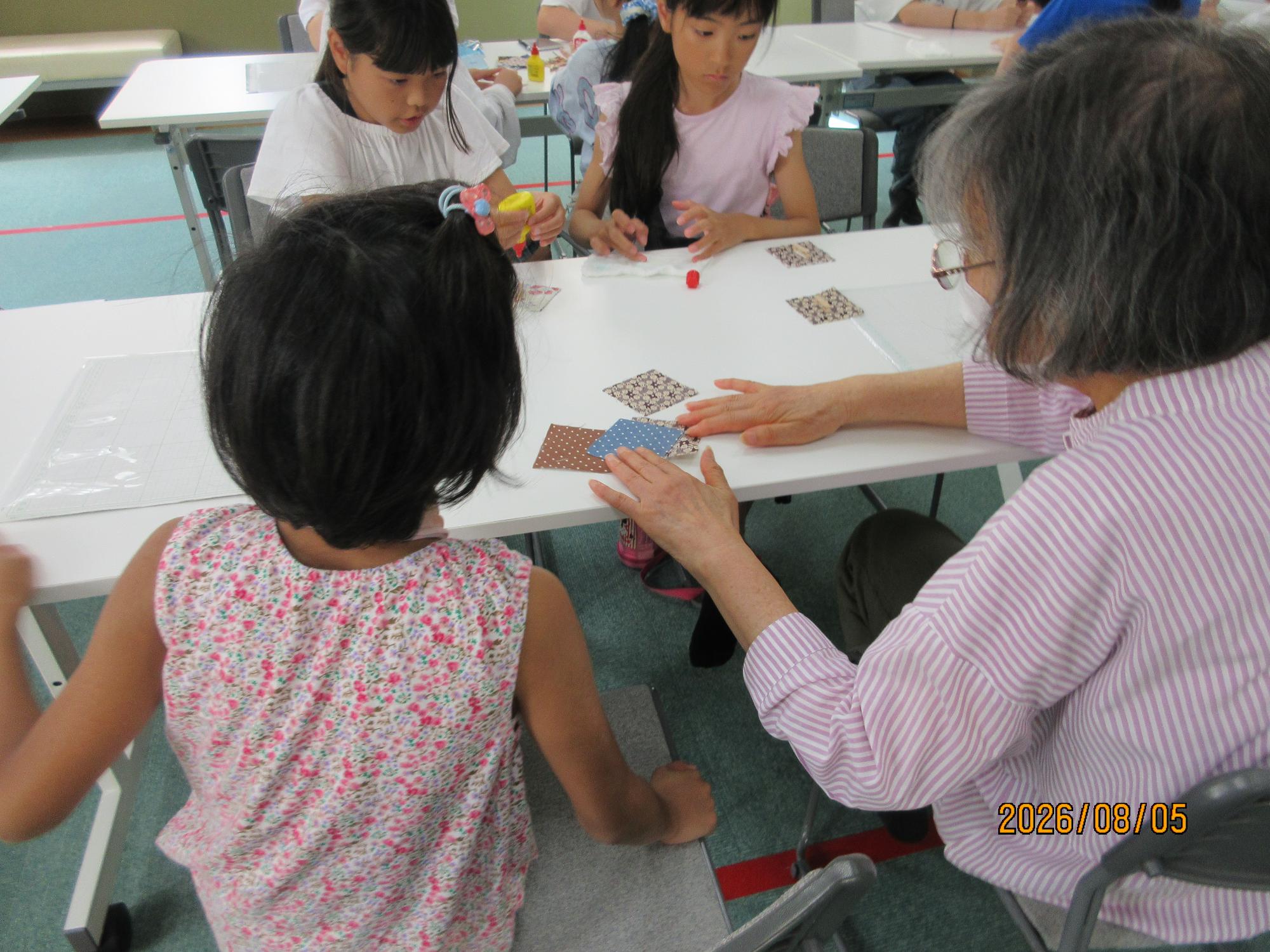 いこいの家で小物づくりをしている様子