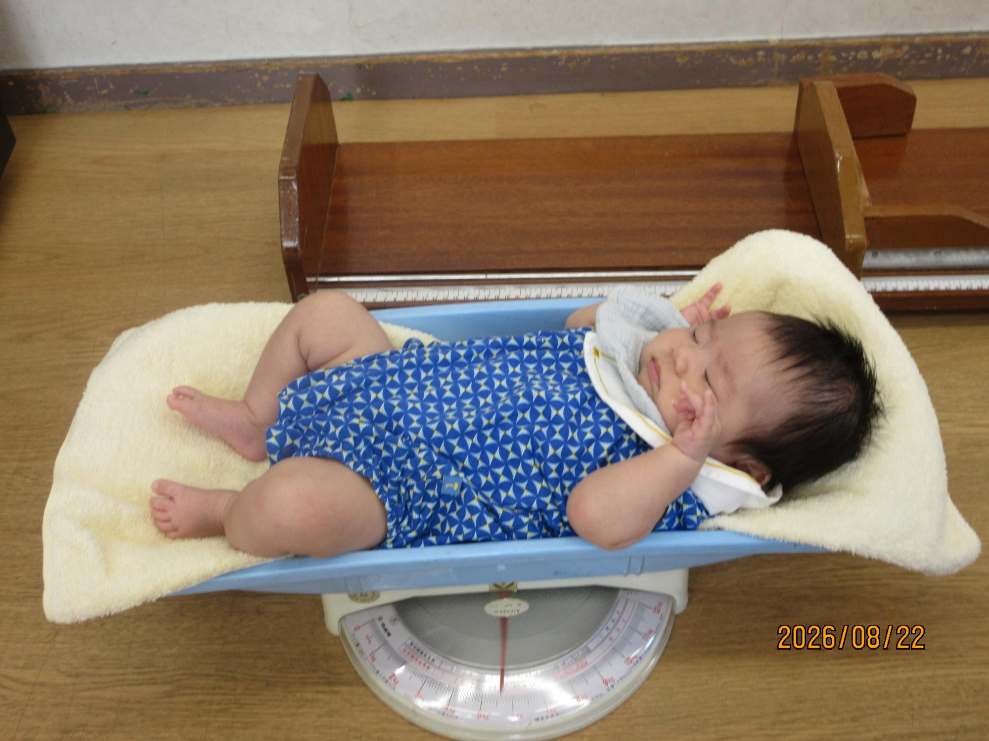 乳幼児さんが測定している様子