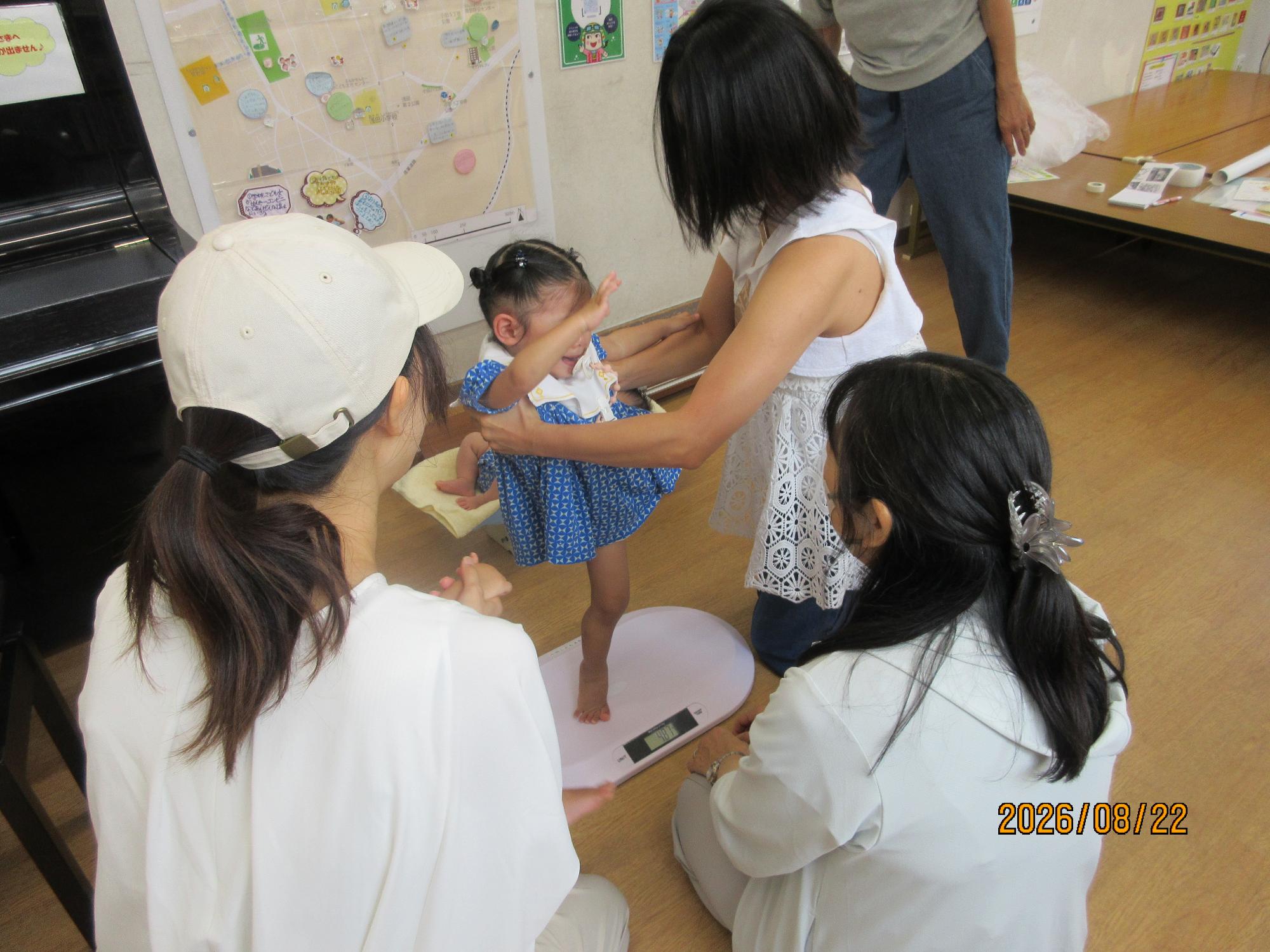 幼児さんが体重を測定している様子
