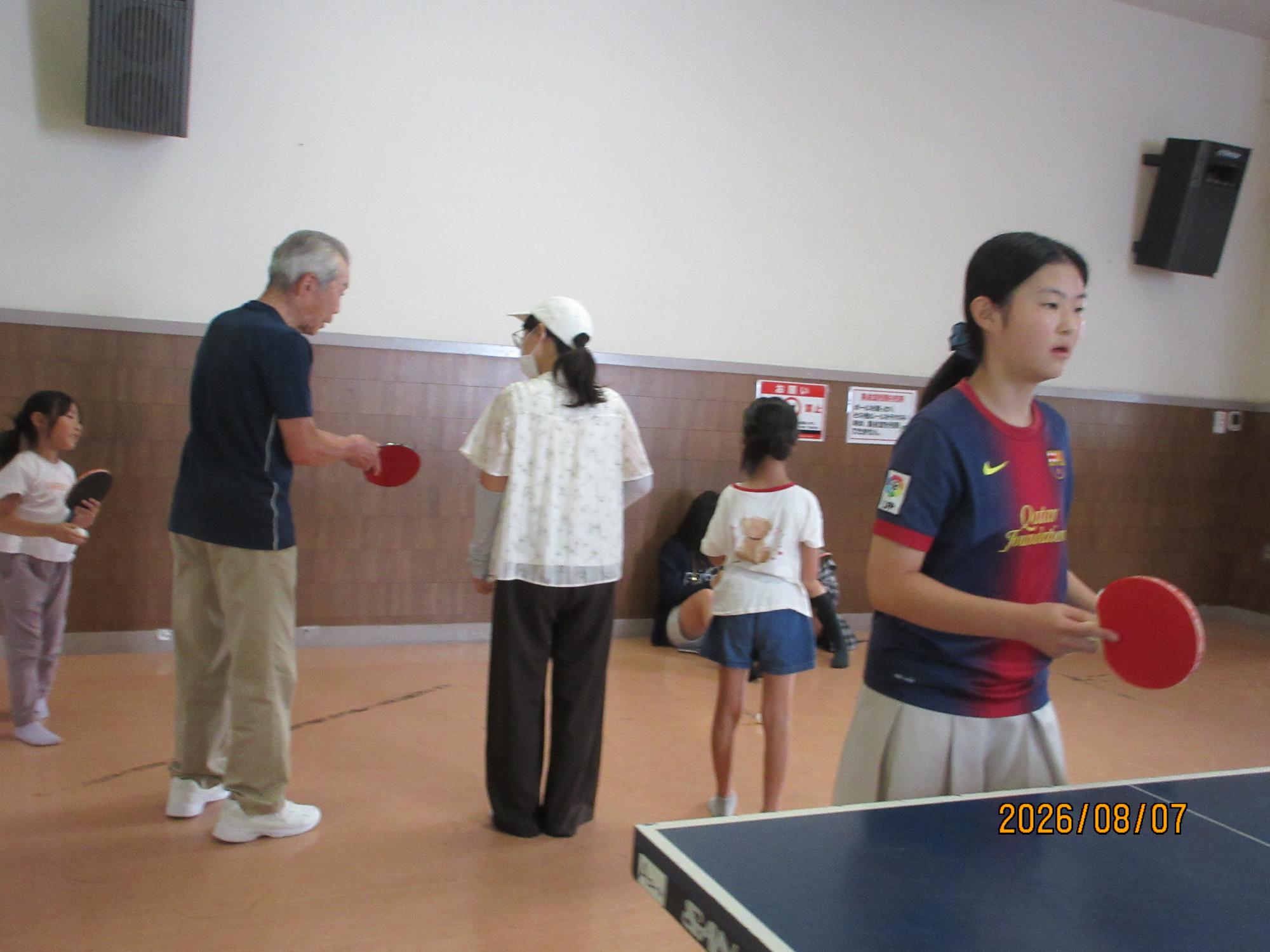 集会室で卓球をしているところの写真