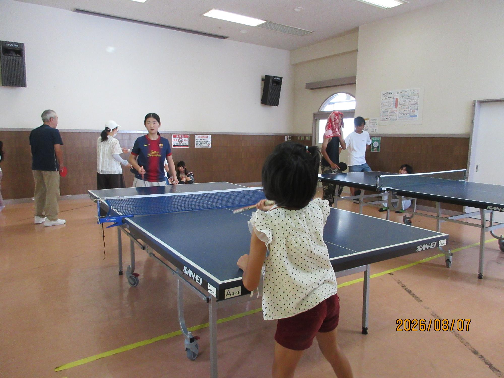 集会室で卓球をしている様子