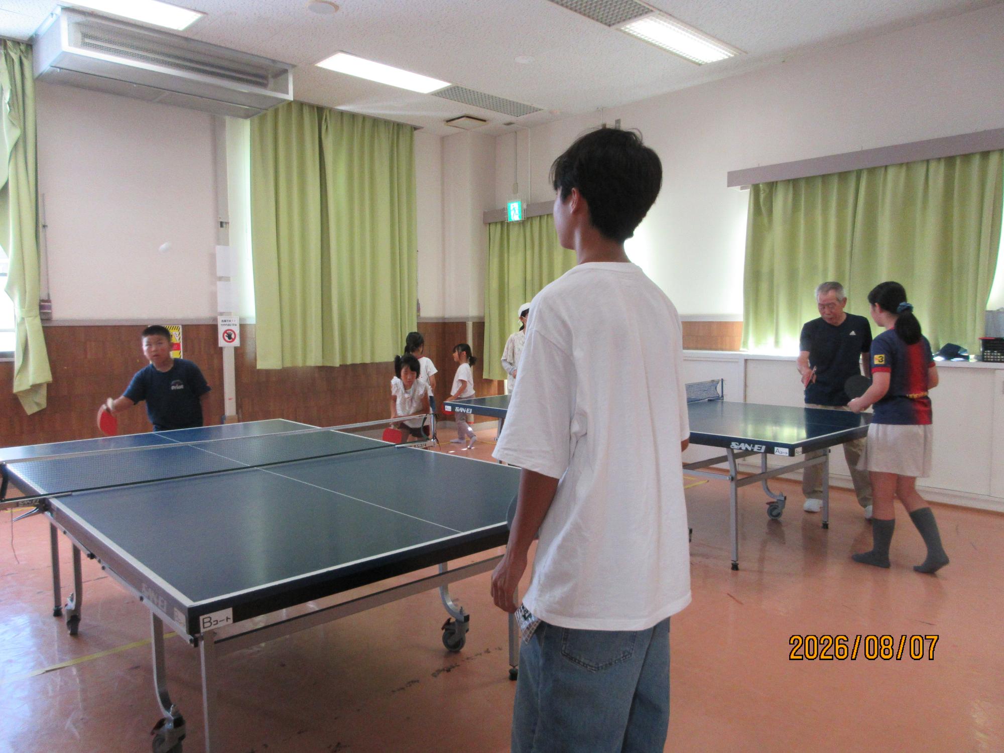 集会室で卓球をしているところの写真