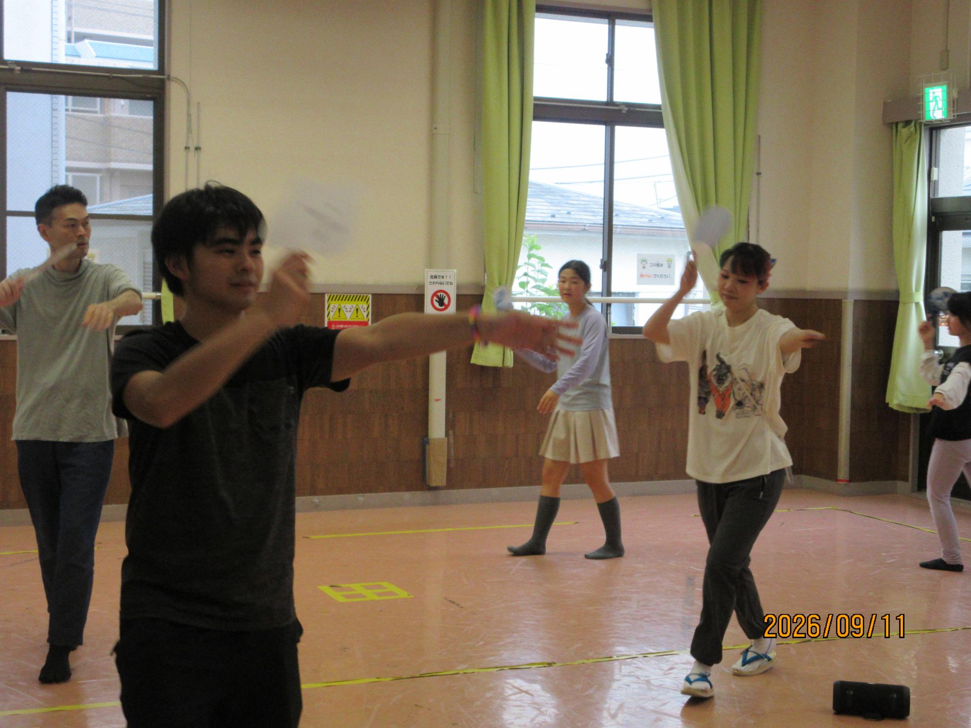 集会室で盆踊りを踊っているところの写真