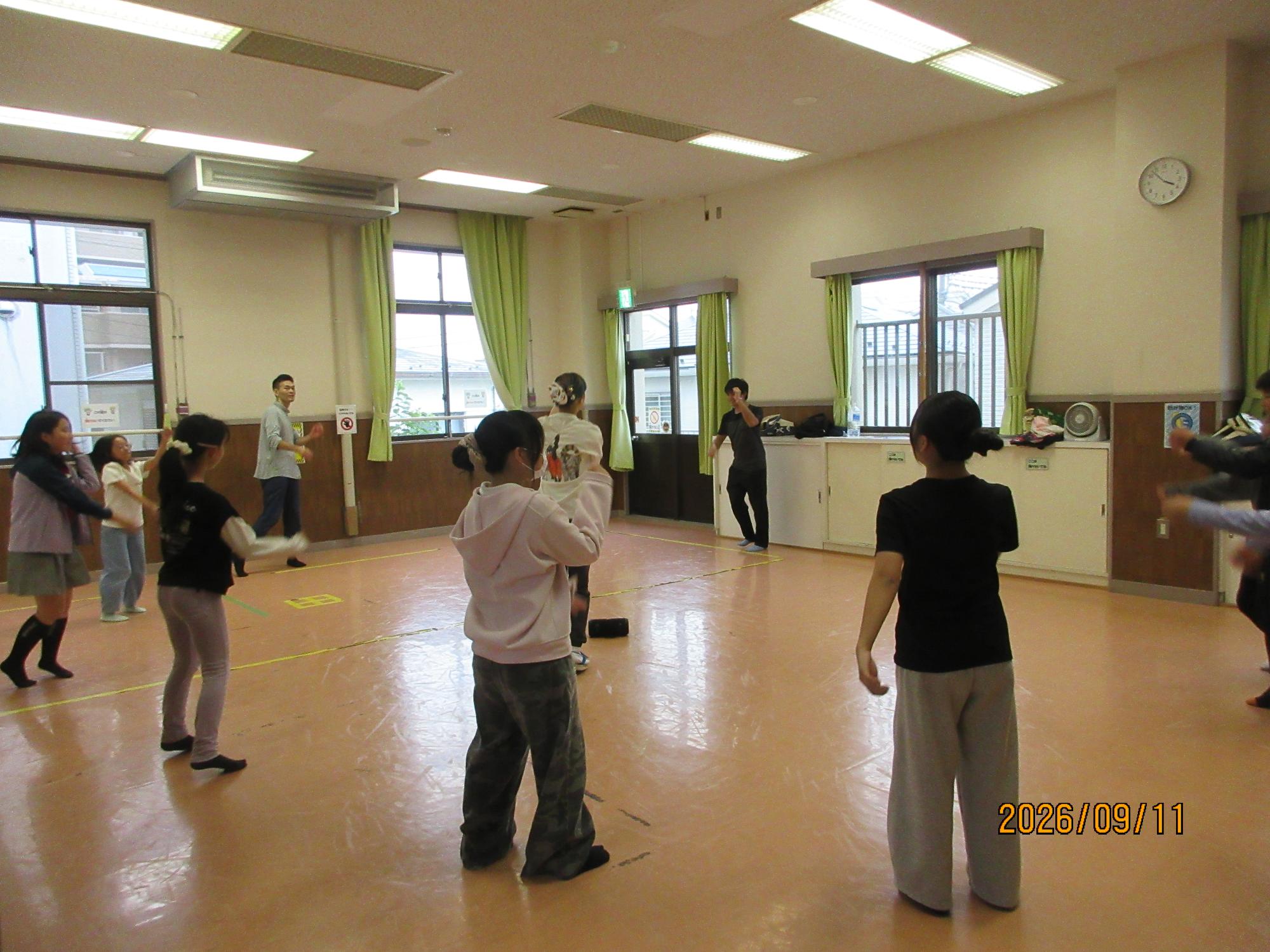 集会室で盆踊りを踊っているところの写真