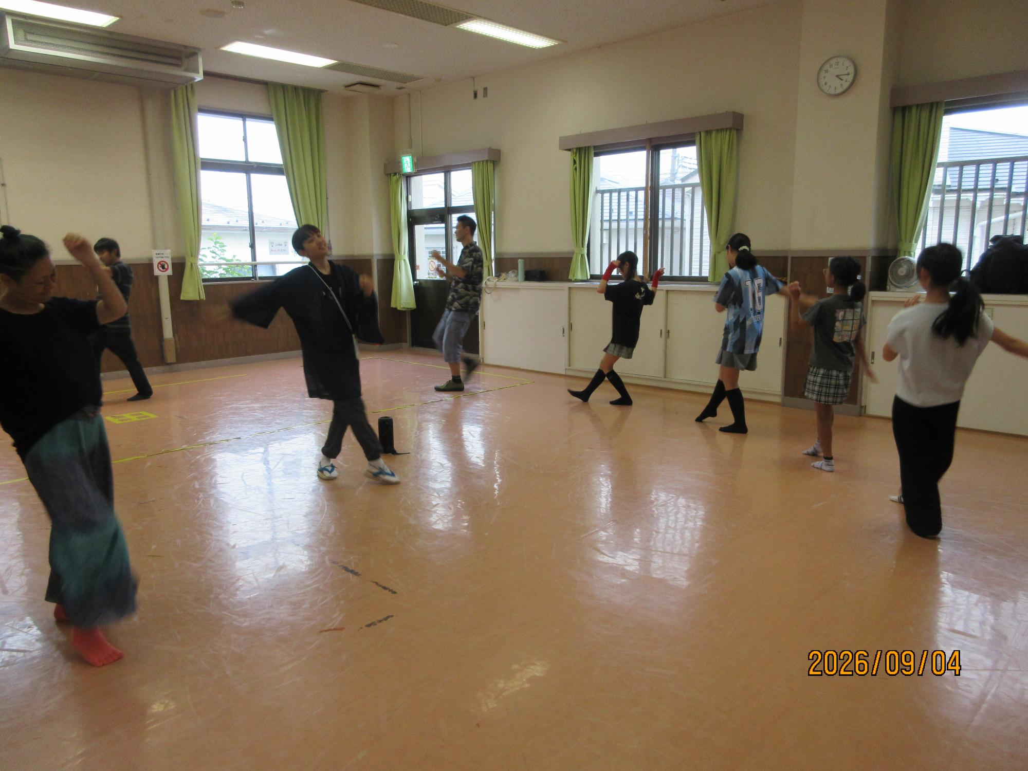 集会室で盆踊りを踊っているところの写真