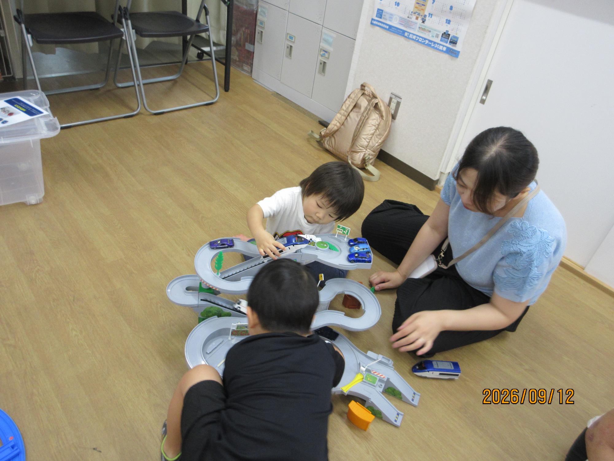 学習室でプラレールをしているところの写真