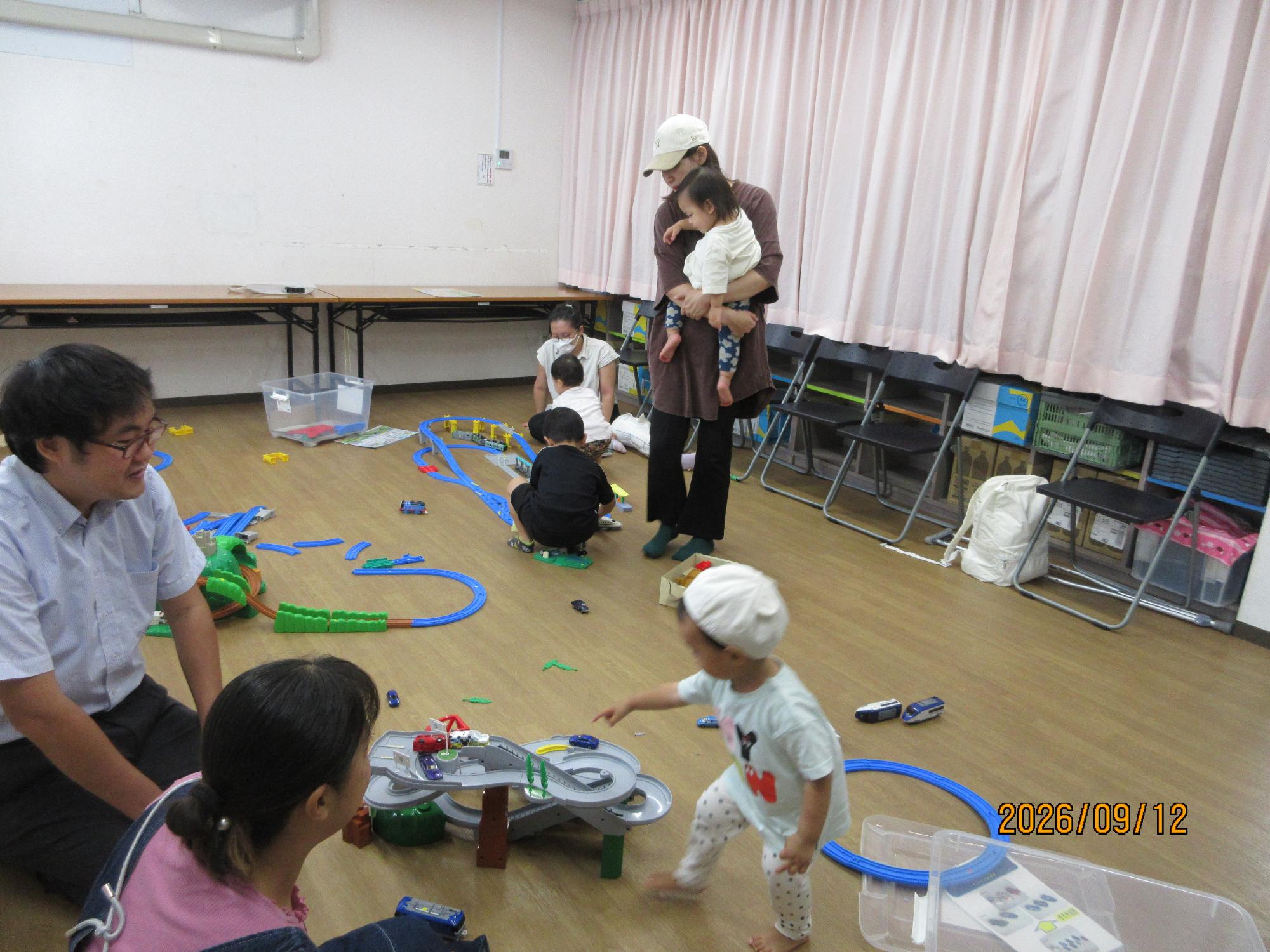 学習室で幼児親子がプラレールを楽しんでいるところの写真
