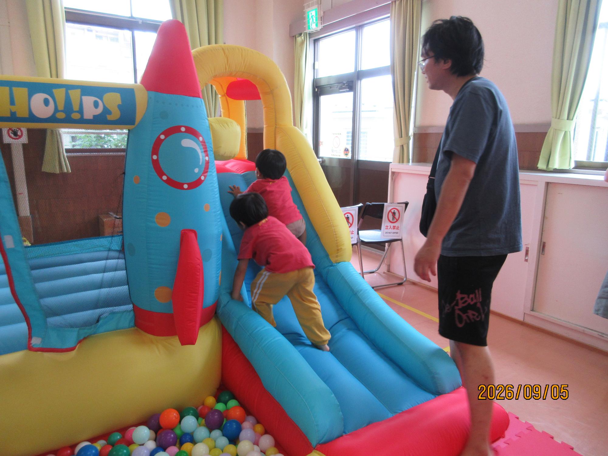 ジャンピングスライダーで遊んでいる様子
