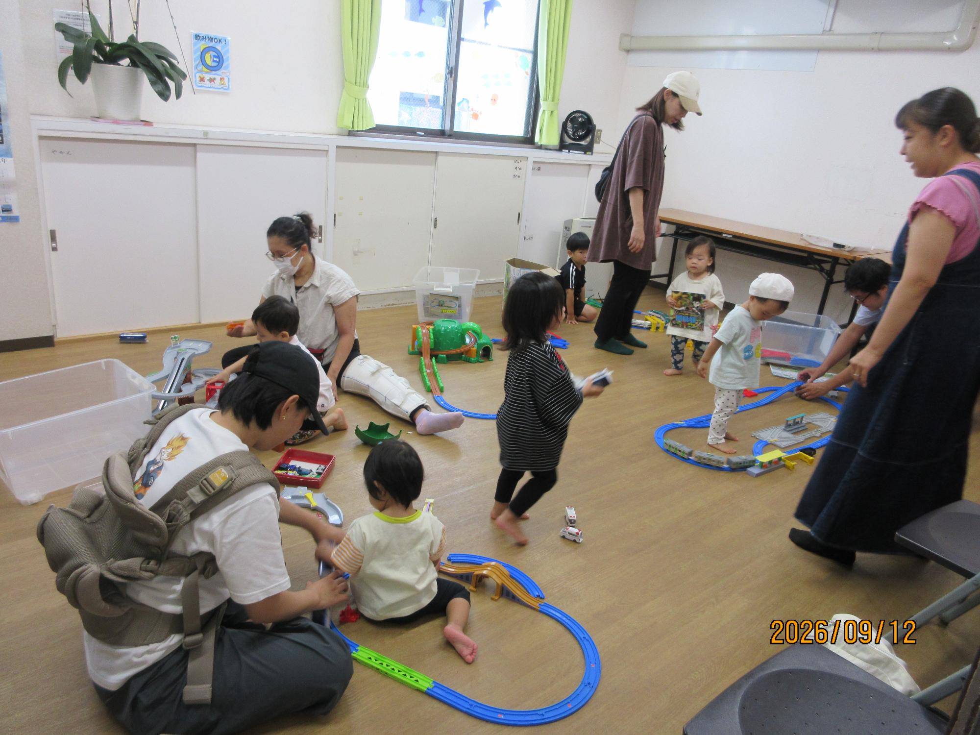 プラレールで遊んでいる様子