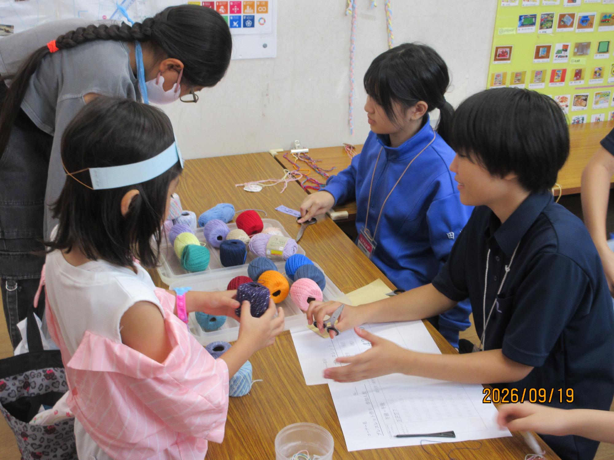 中学生がみさんがづくりを教えてくれているところの写真