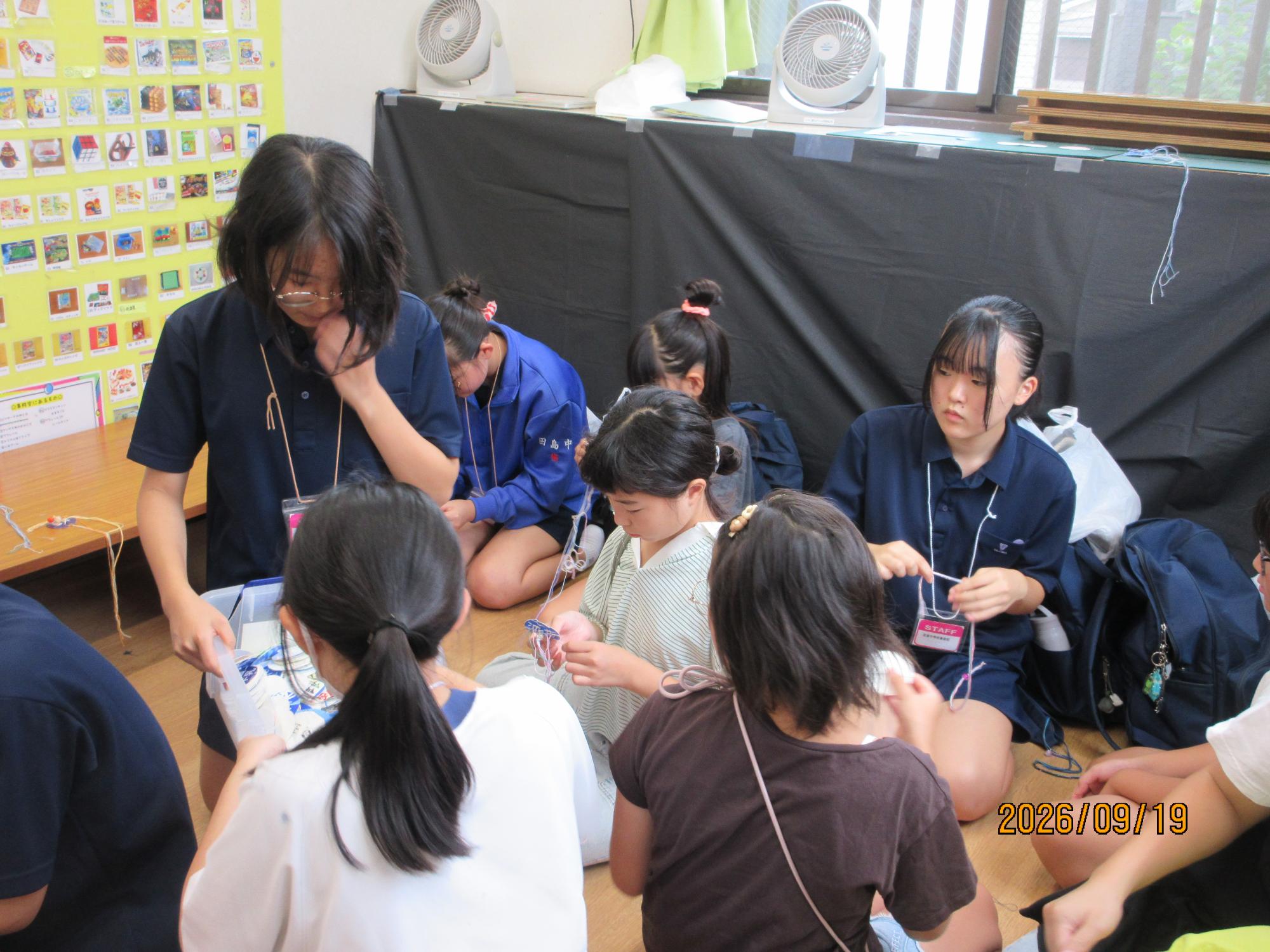 中学生がみさんがづくりを教えてくれているところの写真