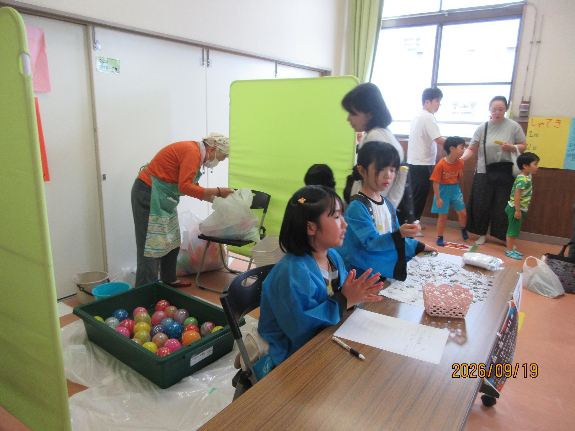 子どもたち集会室でおまつりお手伝いをしているところの写真