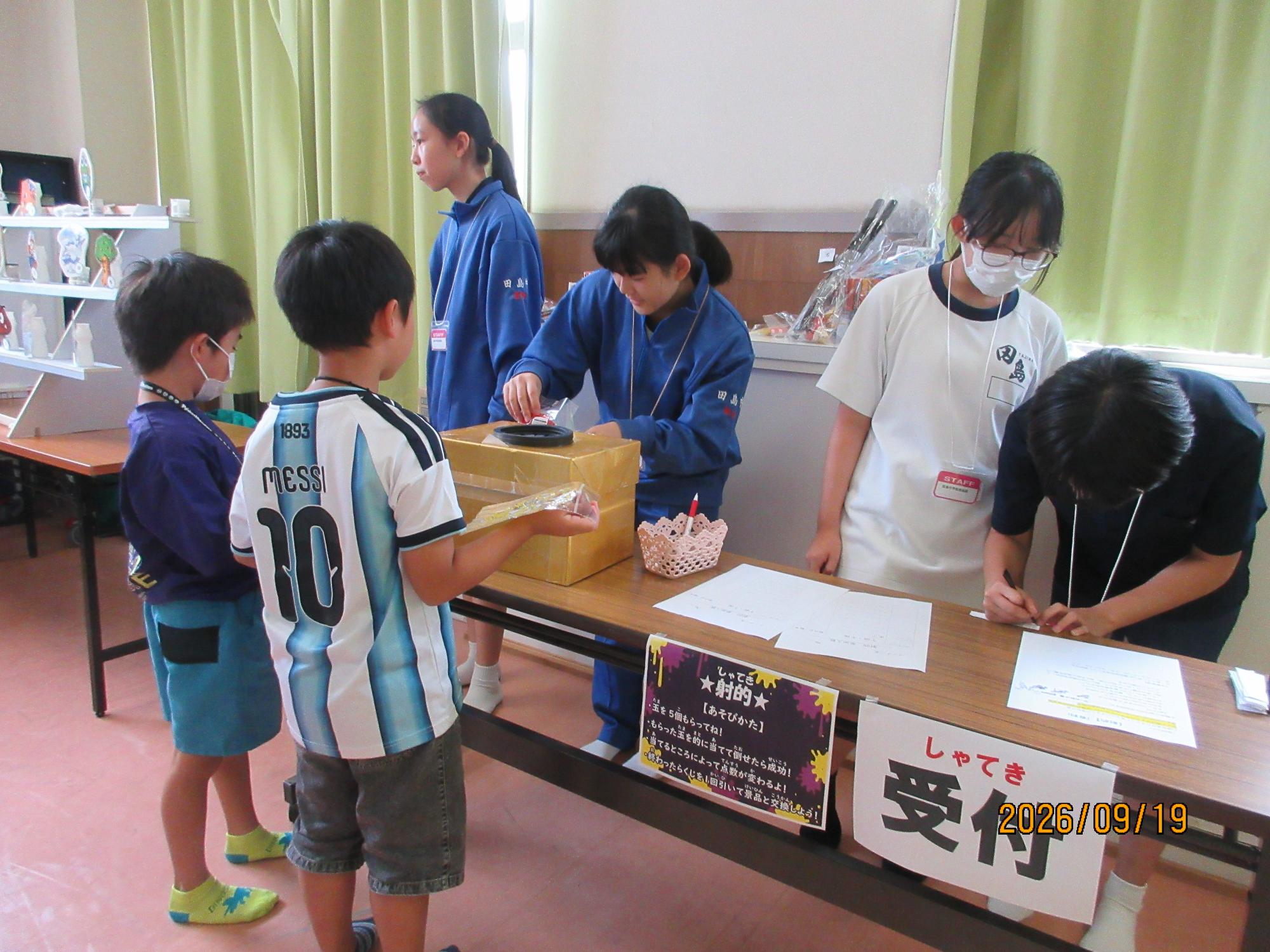 子どもたち集会室でおまつりお手伝いをしているところの写真